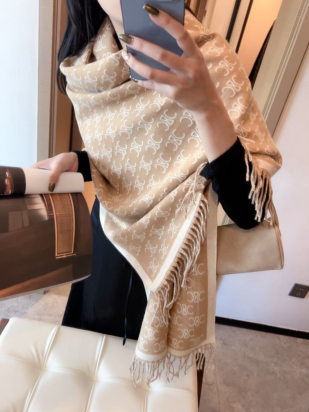 NO:336461,Picsselin. The first scarf this winter can circle the earth twice!  I fell in love the moment I saw it. It was unexpectedly beautiful and not bad. This year, many scarves are light-colored, black and white scarves are rare, black and white combinations are very versatile, and cel*ne English letters are very classic!  Imported wool cashmere yarn, soft, fluffy and warm, 90 wool 10 cashmere. Double-layer jacquard craft ordinary scarf, ordinary scarf, celine19860909批赛琳.今年冬天的第一条围巾,可以绕地球两圈！看到的一瞬间就爱了,意外好看且不烂大街.今年好多围巾都是浅色系的,黑白围巾很少见,黑白搭配很百搭,cel*ne英文字母很经典！进口羊毛羊绒纱线,软糯蓬松好温暖,90羊毛10羊绒.双层提花工艺普通围巾,普通围巾,celine,scarf