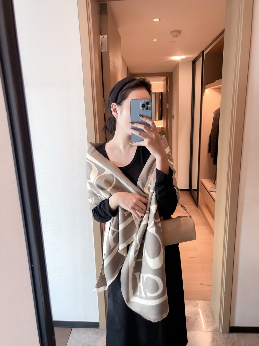 🉐83 COACH经典 蔻驰披肩也太好看了吧!不仅有颜值还有品质,97%羊毛+3%羊绒,手感超级软糯和舒服,尺寸195×53cm,整体宽度还可以,算是个小披肩。正反面做的互补色,一面是深色logo搭配浅色底,另一面是相反色,温温柔柔的感觉围巾一定要冲这一条!