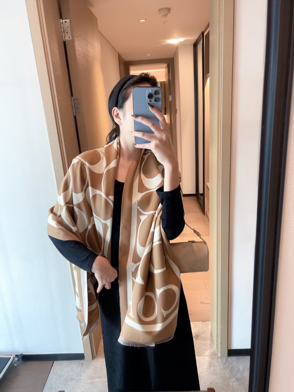 NO:336653,Criticized COACH shawl is so beautiful!  Not only has its appearance but also its quality. 97 wool + 3 cashmere, it feels super soft and comfortable, with a size of 195×53cm, and the overall width is OK, it is considered a small shawl. The complementary colors on the front and back are made of, one side is a dark logo with a light color base, and the other side is a opposite color. The gentle and gentle scarf must be used as this one!  Ordinary scarf, ordinary scarf, coach, coach, shawls19860909批 COACH经典 蔻驰披肩也太好看了吧！不仅有颜值还有品质,97羊毛+3羊绒,手感超级软糯和舒服,尺寸195×53cm,整体宽度还可以,算是个小披肩.正反面做的互补色,一面是深色logo搭配浅色底,另一面是相反色,温温柔柔的感觉围巾一定要冲这一条！普通围巾,普通围巾,coach,coach,shawls,scarf