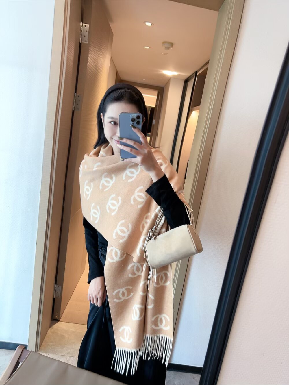 NO:714526,On-point Chanel’s signature series, super beautiful and exclusive tone of Sexiangjia ~ simple big-name celebrity Coco style fabrics, thick fabrics, strong styling!  It has strong toughness and is not easily snagged!  The sparkling part of the inlay is also imported silver thread. The incomparable beauty is matched with the silver thread to create different shades of brilliance ~ changing and flexible. Layers of elegant texture. Layers upon layers of eye-catching and unobtrusive gorgeous ladylike feeling. The cashmere yarn is soaked and washed in pollution-free spring holy water to achieve a unique fluffy texture. It is an eye-opener!  They are all special fabrics that have never been seen before. A must-have. They are made of wool and cashmere yarn with a delicate feel, and the size is 60*180cm. Needless to say, the upper body effect is really beautiful (it will look better when paired with clothing, shoes and bags)!  The real thing is definitely more beautiful!  ordinary scarf, ordinary scarf, chanel, chanel19860909正点Chanel招牌系列,超好看的色香家专属的腔调~简约大牌名媛Coco风面料厚实,造型度强！韧性很强 不容易被轻易勾丝！镶嵌的闪闪部分也是进口的银丝线.无敌美搭配银丝镶嵌出不同深浅度的璀璨~变幻灵动.层次优雅质感.层层叠叠出醒目而不张扬的华丽名媛感羊绒纱线经过无污染的清泉圣水中浸泡洗涤后达到独特的蓬松质地.大开眼界！都是之前没有见过的特殊面料.必入.手感细腻羊毛羊绒纱线精制,60*180cm 的尺寸,上身效果真的不用多说的美(搭配服饰鞋包更有感觉)！实物绝对更美！普通围巾,普通围巾,chanel,chanel,scarf