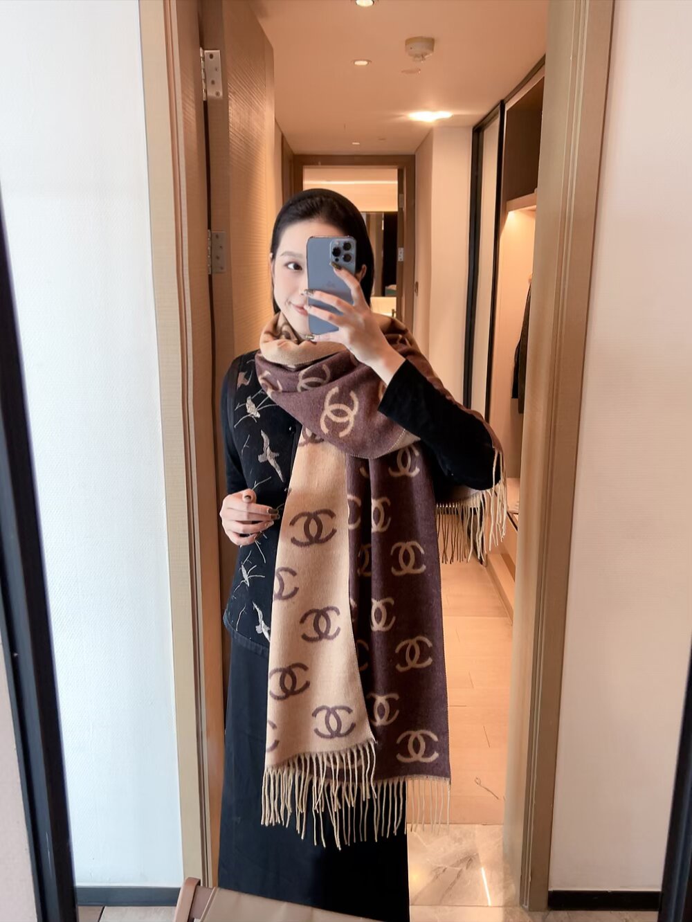 NO:336357,The Chanel signature series, the unique tone of the super beautiful color and fragrance ~ the simple and famous brand socialite Coco style fabric is thick and the shape is strong!  Very tough and not easy to be easily hooked!  The inlaid sparkle is also imported silver thread. The invincible beauty and silver thread are inlaid with brilliance of different depths~ changing and agile. The layers of elegant texture are stacked to create a striking but not ostentatious and gorgeous cashmere yarn that is soaked and washed in the pollution-free clear spring holy water to achieve a unique fluffy texture. It is eye-opening!  They are all special fabrics that you have never seen before. They must be used. They have a delicate touch, refined wool cashmere yarn, with a size of 60*180cm. The upper body effect is really beautiful (it feels more when paired with clothing, shoes and bags)!  The real thing is definitely more beautiful!  Ordinary scarf, ordinary scarf, chanel, chanel19860909正点Chanel招牌系列,超好看的色香家专属的腔调~简约大牌名媛Coco风面料厚实,造型度强！韧性很强 不容易被轻易勾丝！镶嵌的闪闪部分也是进口的银丝线.无敌美搭配银丝镶嵌出不同深浅度的璀璨~变幻灵动.层次优雅质感.层层叠叠出醒目而不张扬的华丽名媛感羊绒纱线经过无污染的清泉圣水中浸泡洗涤后达到独特的蓬松质地.大开眼界！都是之前没有见过的特殊面料.必入.手感细腻羊毛羊绒纱线精制,60*180cm 的尺寸,上身效果真的不用多说的美(搭配服饰鞋包更有感觉)！实物绝对更美！普通围巾,普通围巾,chanel,chanel,scarf