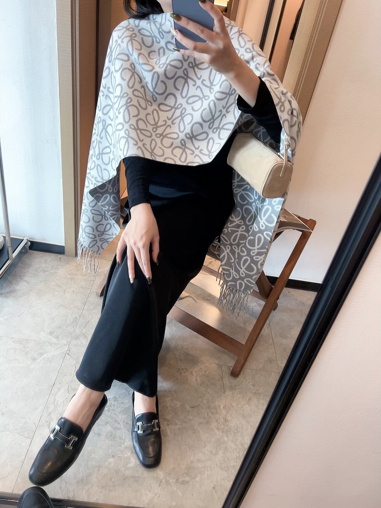 NO:643050,Loewe's new style, Khaki Green two-tone wool jacquard blanket shawl, decorated with repeating Anagram pattern, contrasting color LOEWE L pattern and fringed edges. A proper 25-year-old C-position scarf is super rare for Loewe  Scarf, big logo, and very big. It can be used as a blanket, it can be used as a shawl, it can be used as a scarf, it is super comfortable, gentle and noble, so suitable for autumn and winter. The material is pure wool, the specification is 18065cm, the tassel size is 2x10cm, ordinary scarf, ordinary scarf, loewe, loewe, blankets, blankets, shawls19860909罗意威新款,Khaki Green双色羊毛提花毛毯披肩,饰有重复 Anagram 图案,对比色 LOEWE L 图案和流苏边缘.妥妥的25年C位围巾超级难遇的Loewe 围巾,大logo,而且特别大,当毯子也没问题,可以当披肩,可以当围巾,超级舒服,温柔高贵,太适合秋冬了.材质纯羊毛,规格18065cm流苏尺寸2x10cm,普通围巾,普通围巾,loewe,loewe,blankets,blankets,shawls,scarf