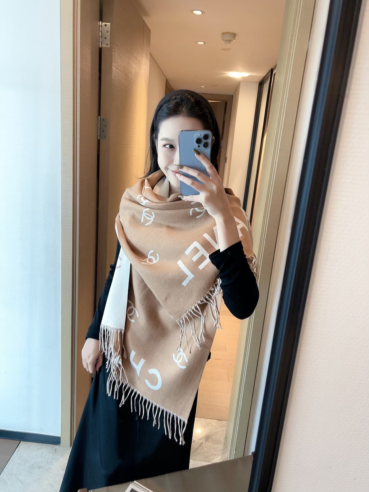 NO:603147,New batch of new products in stock, cost-effective Chanel [double-sided color], high density, high craftsmanship, 180*60 large shawl, 70 cashmere, 30 silk, double-sided and two-color, true elegance is enduring after the test of time, Coco’s legendary body hides the philosophical spirit of the fashion circle, Chanel1910 opened its first store in Paris at 31ruecambon. The classic color scheme is Chanel’s iconic color  Black emphasizes the fundamentals of things. Coco made black popular in Chanel's classics. Now black still dominates the fashion world. Ordinary scarves, ordinary scarves, chanel, chanel, real silk, shawls19860909批新款现货 高性价比香奈儿【双面色】 高密度 高工艺 180*60大披肩,70羊绒30真丝,双面双色,真正的优雅是经过时间检验而经久不衰 ,coco的传奇一身藏着时尚圈的哲学精神 Chanel1910开了第一家店在的巴黎31ruecambon. 经典的配色是香奈儿标志性 颜色 黑色强调了事物的根本,chanel的经典之作中是coco让黑色流行,现在黑色仍然统治着时尚界普通围巾,普通围巾,chanel,chanel,real silk,shawls,scarf