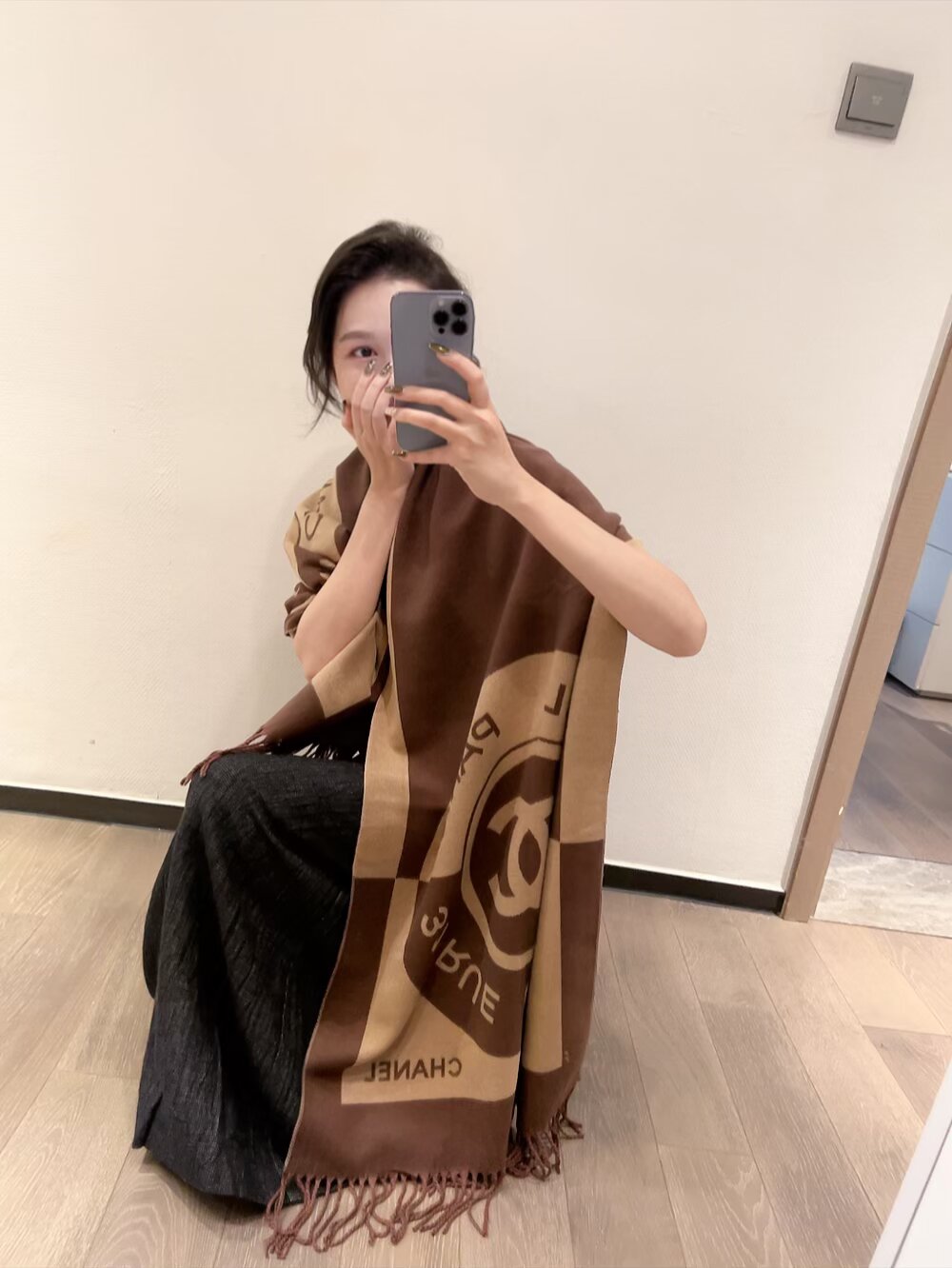 NO:336122,The new Chanel counter is beautiful simultaneously [Tearing] The imperial palace-level top-quality counter is on sale. The top twill silk classic camellia pattern design style is extremely beautiful. Really, the upper body is extremely skin-skin color, versatile. Classic model~ I only know how long it is when I see the real thing. Classic hot selling models recommend CHANEL Chanel classic elements camellia and double C are elegant and generous. It is a super perfect place to wrap around the neck. It is just a beauty in the scarf world. Ordinary scarf, ordinary scarf, chanel, chanel, real silk19860909批香奈儿新款专柜同步美翻了[流泪]御用殿堂级极品专柜在售 顶级斜纹真丝经典山茶花图案设计风格美丽至极 真的 上身极为衬肤色 百搭 经典款～看到实物才知道有多好经久不衰,经典热卖款推荐CHANEL香奈儿经典元素山茶花和双C优雅大方,绕在颈间超级完美简直丝巾界的尤物普通围巾,普通围巾,chanel,chanel,real silk,scarf