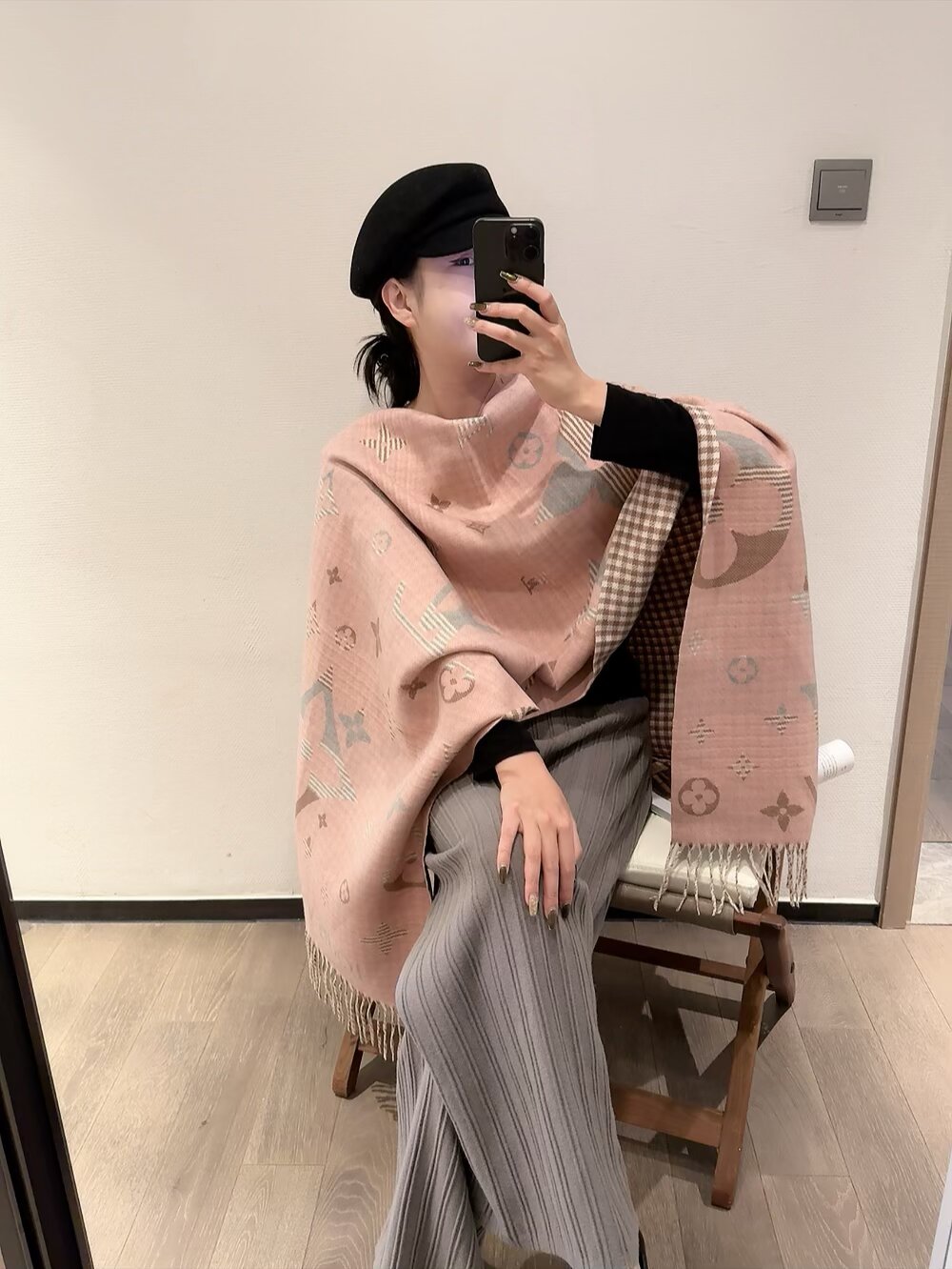 批95💰驴家专柜同步【双面渐变花纹】渐变提花经典设计完美，若隐若现的lv标志，强烈推荐手慢无‼️千万别去专柜买‼️代购就要3800+😜绝对一模一样‼️价格真心好，【质地非常亲肤柔软 ，如👶般的皮肤】这个size不大不小特别好搭配，品质超级好‼️拿到手就会懂的高端品质，高端细节所见即所得😘重磅巨献‼️VIP客户必入推荐‼️200*65客供羊绒大长巾👑羊绒款