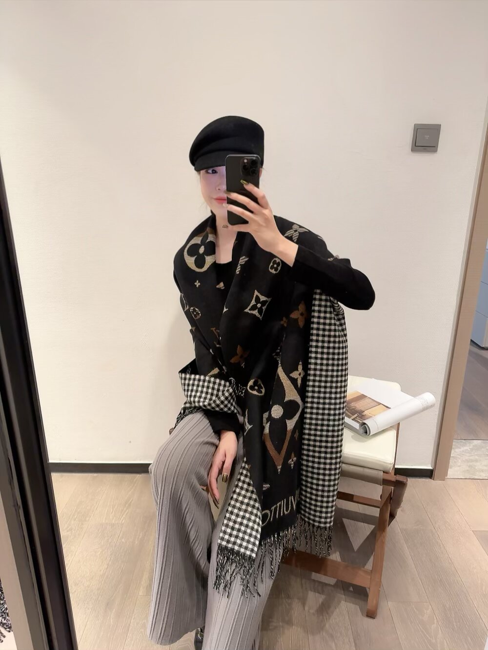 批95💰驴家专柜同步【双面渐变花纹】渐变提花经典设计完美，若隐若现的lv标志，强烈推荐手慢无‼️千万别去专柜买‼️代购就要3800+😜绝对一模一样‼️价格真心好，【质地非常亲肤柔软 ，如👶般的皮肤】这个size不大不小特别好搭配，品质超级好‼️拿到手就会懂的高端品质，高端细节所见即所得😘重磅巨献‼️VIP客户必入推荐‼️200*65客供羊绒大长巾👑羊绒款