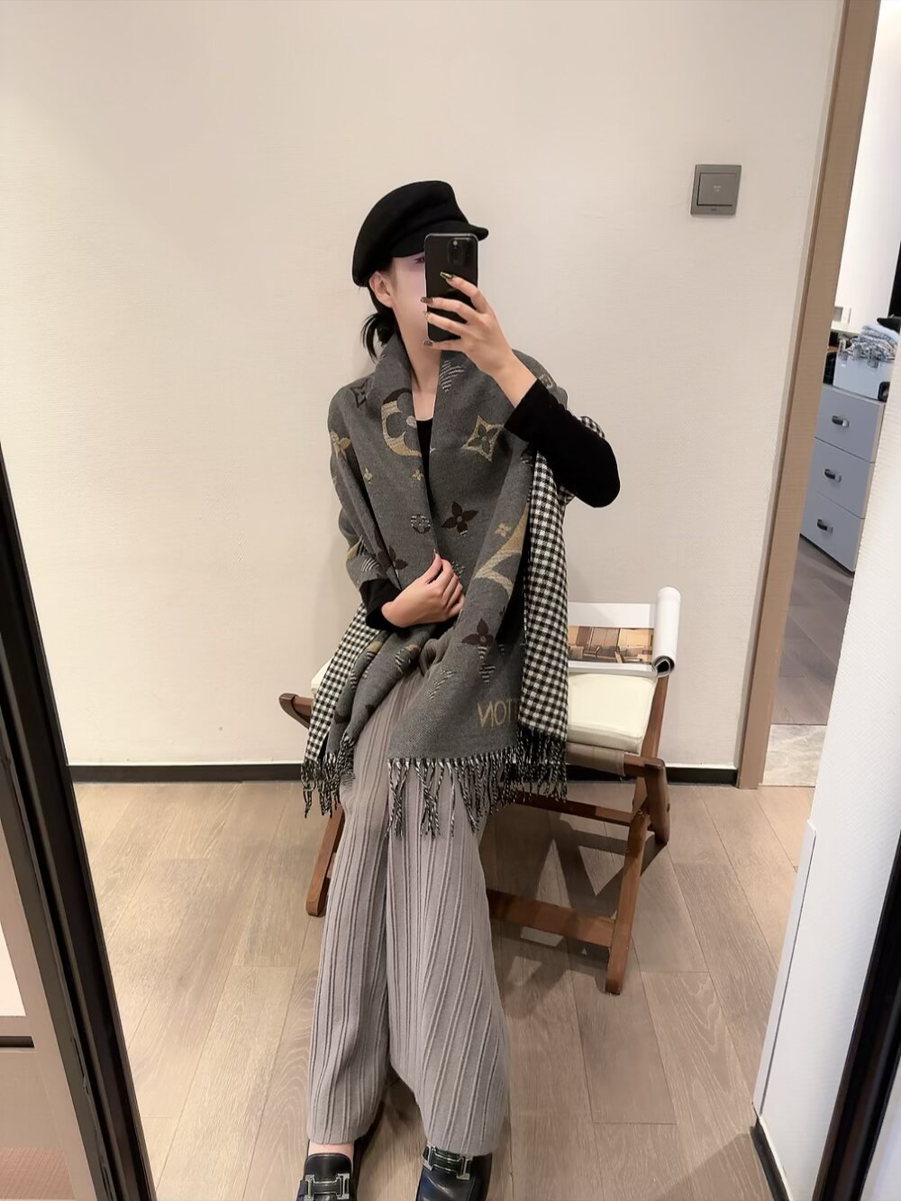 批95💰驴家专柜同步【双面渐变花纹】渐变提花经典设计完美，若隐若现的lv标志，强烈推荐手慢无‼️千万别去专柜买‼️代购就要3800+😜绝对一模一样‼️价格真心好，【质地非常亲肤柔软 ，如👶般的皮肤】这个size不大不小特别好搭配，品质超级好‼️拿到手就会懂的高端品质，高端细节所见即所得😘重磅巨献‼️VIP客户必入推荐‼️200*65客供羊绒大长巾👑羊绒款