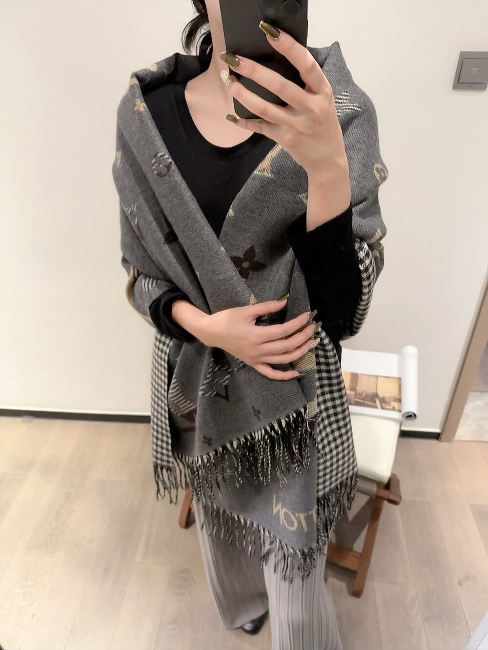 批95💰驴家专柜同步【双面渐变花纹】渐变提花经典设计完美，若隐若现的lv标志，强烈推荐手慢无‼️千万别去专柜买‼️代购就要3800+😜绝对一模一样‼️价格真心好，【质地非常亲肤柔软 ，如👶般的皮肤】这个size不大不小特别好搭配，品质超级好‼️拿到手就会懂的高端品质，高端细节所见即所得😘重磅巨献‼️VIP客户必入推荐‼️200*65客供羊绒大长巾👑羊绒款