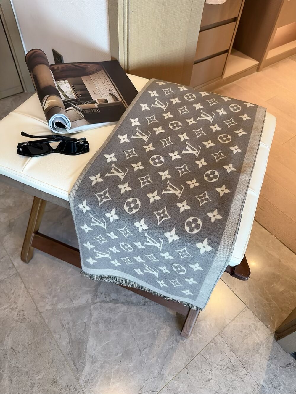 83🉐️ 原单美物，Lv难得的丝毛长巾私货‼️出口境外。专柜的限量版，锁边都是🉐别的设计‼️专柜最新上线，一模一样‼️全部纱线进口客供 真丝和羊毛混纺，Lv字母非常紧密工整，直接带着去专柜浪~~此款的🉐别之处就在于款式是Lv最经典最耐看的Monogram提花长巾，但是长巾设计。而且正反两个色都非常漂亮，其实根本就没有正反之分，完全是可以当两条围的。经典奢华！这种货色一向都是不够瓜分。僧多肉少。你们且抢且珍惜 话多一句都不说。闭眼抢。售完多一条都没有。70*200尺寸70%羊毛30%真丝长巾