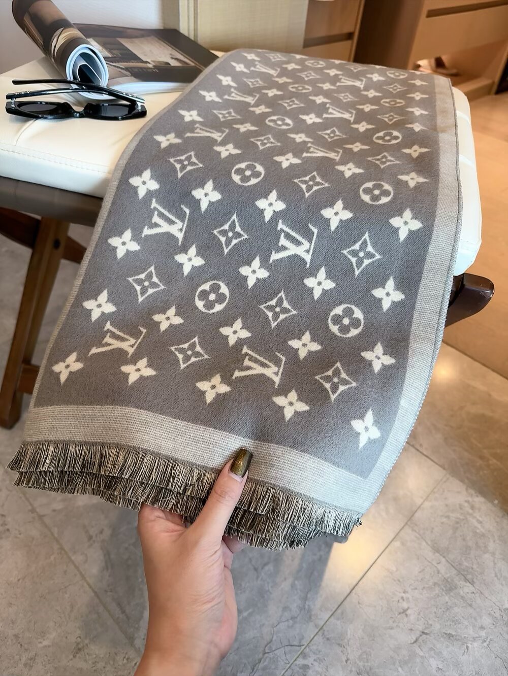 83🉐️ 原单美物，Lv难得的丝毛长巾私货‼️出口境外。专柜的限量版，锁边都是🉐别的设计‼️专柜最新上线，一模一样‼️全部纱线进口客供 真丝和羊毛混纺，Lv字母非常紧密工整，直接带着去专柜浪~~此款的🉐别之处就在于款式是Lv最经典最耐看的Monogram提花长巾，但是长巾设计。而且正反两个色都非常漂亮，其实根本就没有正反之分，完全是可以当两条围的。经典奢华！这种货色一向都是不够瓜分。僧多肉少。你们且抢且珍惜 话多一句都不说。闭眼抢。售完多一条都没有。70*200尺寸70%羊毛30%真丝长巾