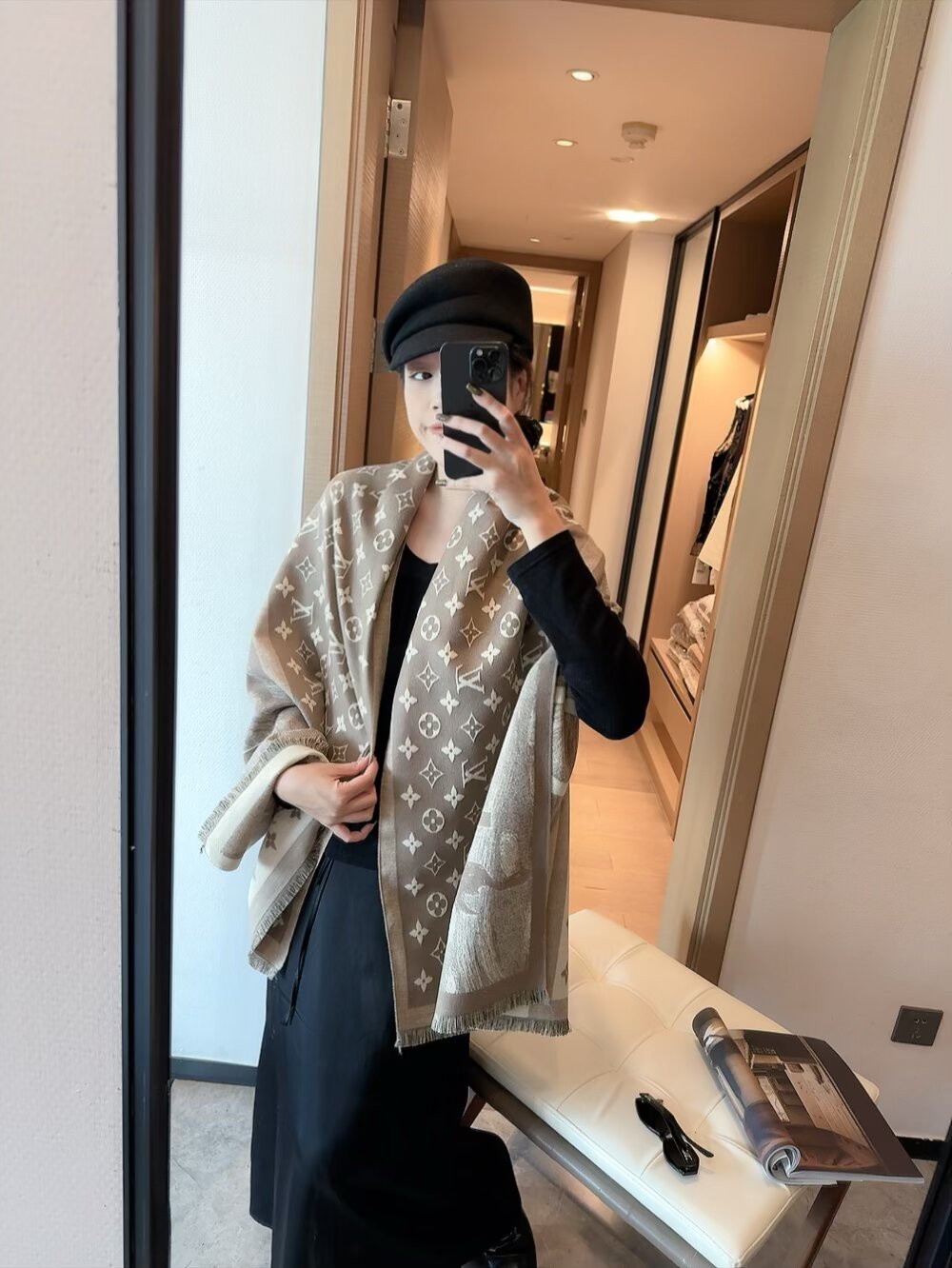 83🉐️ 原单美物，Lv难得的丝毛长巾私货‼️出口境外。专柜的限量版，锁边都是🉐别的设计‼️专柜最新上线，一模一样‼️全部纱线进口客供 真丝和羊毛混纺，Lv字母非常紧密工整，直接带着去专柜浪~~此款的🉐别之处就在于款式是Lv最经典最耐看的Monogram提花长巾，但是长巾设计。而且正反两个色都非常漂亮，其实根本就没有正反之分，完全是可以当两条围的。经典奢华！这种货色一向都是不够瓜分。僧多肉少。你们且抢且珍惜 话多一句都不说。闭眼抢。售完多一条都没有。70*200尺寸70%羊毛30%真丝长巾