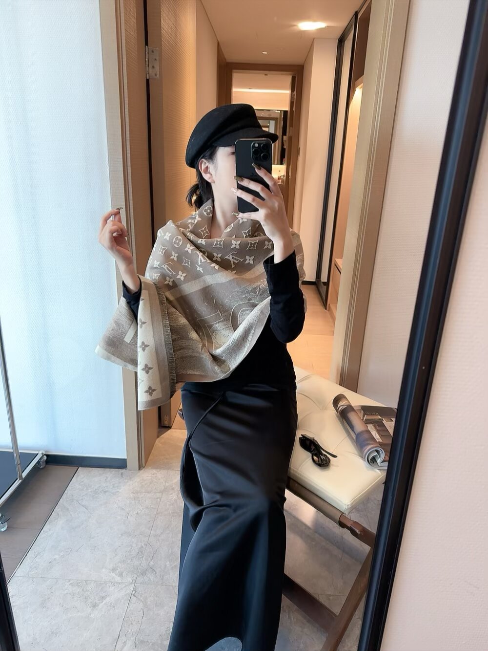 83🉐️ 原单美物，Lv难得的丝毛长巾私货‼️出口境外。专柜的限量版，锁边都是🉐别的设计‼️专柜最新上线，一模一样‼️全部纱线进口客供 真丝和羊毛混纺，Lv字母非常紧密工整，直接带着去专柜浪~~此款的🉐别之处就在于款式是Lv最经典最耐看的Monogram提花长巾，但是长巾设计。而且正反两个色都非常漂亮，其实根本就没有正反之分，完全是可以当两条围的。经典奢华！这种货色一向都是不够瓜分。僧多肉少。你们且抢且珍惜 话多一句都不说。闭眼抢。售完多一条都没有。70*200尺寸70%羊毛30%真丝长巾