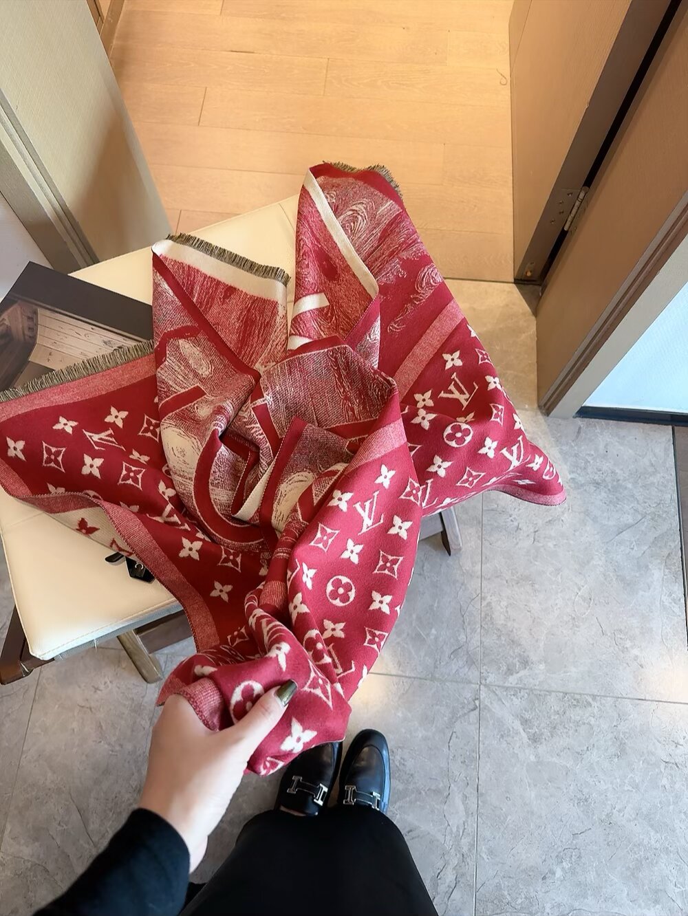 ️ 原单美物,Lv难得的丝毛长巾私货 ️出口境外.专柜的限量版,锁边都是得别的设计 ️专柜最新上线,一模一样 ️全部纱线进口客供 真丝和羊毛混纺,Lv字母非常紧密工整,直接带着去专柜浪~~此款的得别之处就在于款式是Lv最经典最耐看的Monogram提花长巾,但是长巾设计.而且正反两个色都非常漂亮,其实根本就没有正反之分,完全是可以当两条围的.经典奢华!这种货色一向都是不够瓜分.僧多肉少.你们且抢且珍惜 话多一句都不说.闭眼抢.售完多一条都没有.70*200尺寸70%羊毛30%真丝长巾