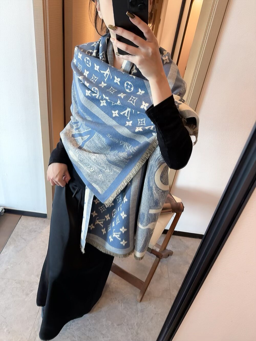 ️ 原单美物,Lv难得的丝毛长巾私货 ️出口境外.专柜的限量版,锁边都是得别的设计 ️专柜最新上线,一模一样 ️全部纱线进口客供 真丝和羊毛混纺,Lv字母非常紧密工整,直接带着去专柜浪~~此款的得别之处就在于款式是Lv最经典最耐看的Monogram提花长巾,但是长巾设计.而且正反两个色都非常漂亮,其实根本就没有正反之分,完全是可以当两条围的.经典奢华!这种货色一向都是不够瓜分.僧多肉少.你们且抢且珍惜 话多一句都不说.闭眼抢.售完多一条都没有.70*200尺寸70%羊毛30%真丝长巾