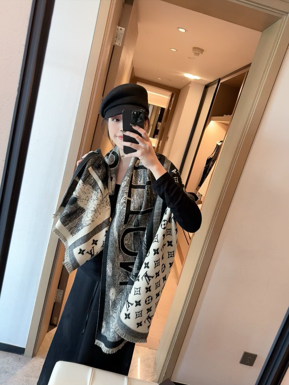 83🉐️ 原单美物，Lv难得的丝毛长巾私货‼️出口境外。专柜的限量版，锁边都是🉐别的设计‼️专柜最新上线，一模一样‼️全部纱线进口客供 真丝和羊毛混纺，Lv字母非常紧密工整，直接带着去专柜浪~~此款的🉐别之处就在于款式是Lv最经典最耐看的Monogram提花长巾，但是长巾设计。而且正反两个色都非常漂亮，其实根本就没有正反之分，完全是可以当两条围的。经典奢华！这种货色一向都是不够瓜分。僧多肉少。你们且抢且珍惜 话多一句都不说。闭眼抢。售完多一条都没有。70*200尺寸70%羊毛30%真丝长巾