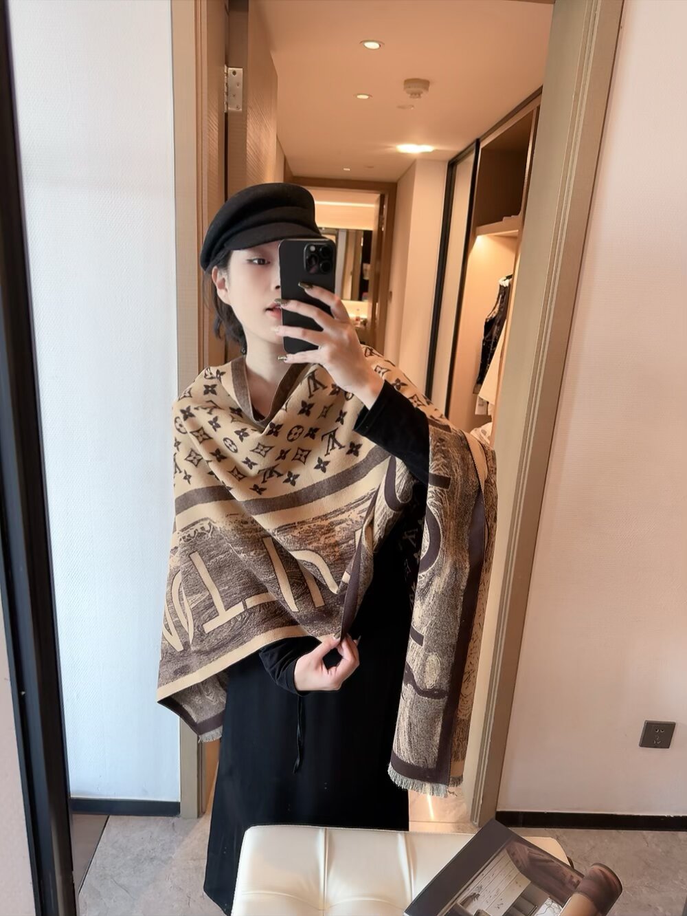 ️ 原单美物,Lv难得的丝毛长巾私货 ️出口境外.专柜的限量版,锁边都是得别的设计 ️专柜最新上线,一模一样 ️全部纱线进口客供 真丝和羊毛混纺,Lv字母非常紧密工整,直接带着去专柜浪~~此款的得别之处就在于款式是Lv最经典最耐看的Monogram提花长巾,但是长巾设计.而且正反两个色都非常漂亮,其实根本就没有正反之分,完全是可以当两条围的.经典奢华!这种货色一向都是不够瓜分.僧多肉少.你们且抢且珍惜 话多一句都不说.闭眼抢.售完多一条都没有.70*200尺寸70%羊毛30%真丝长巾