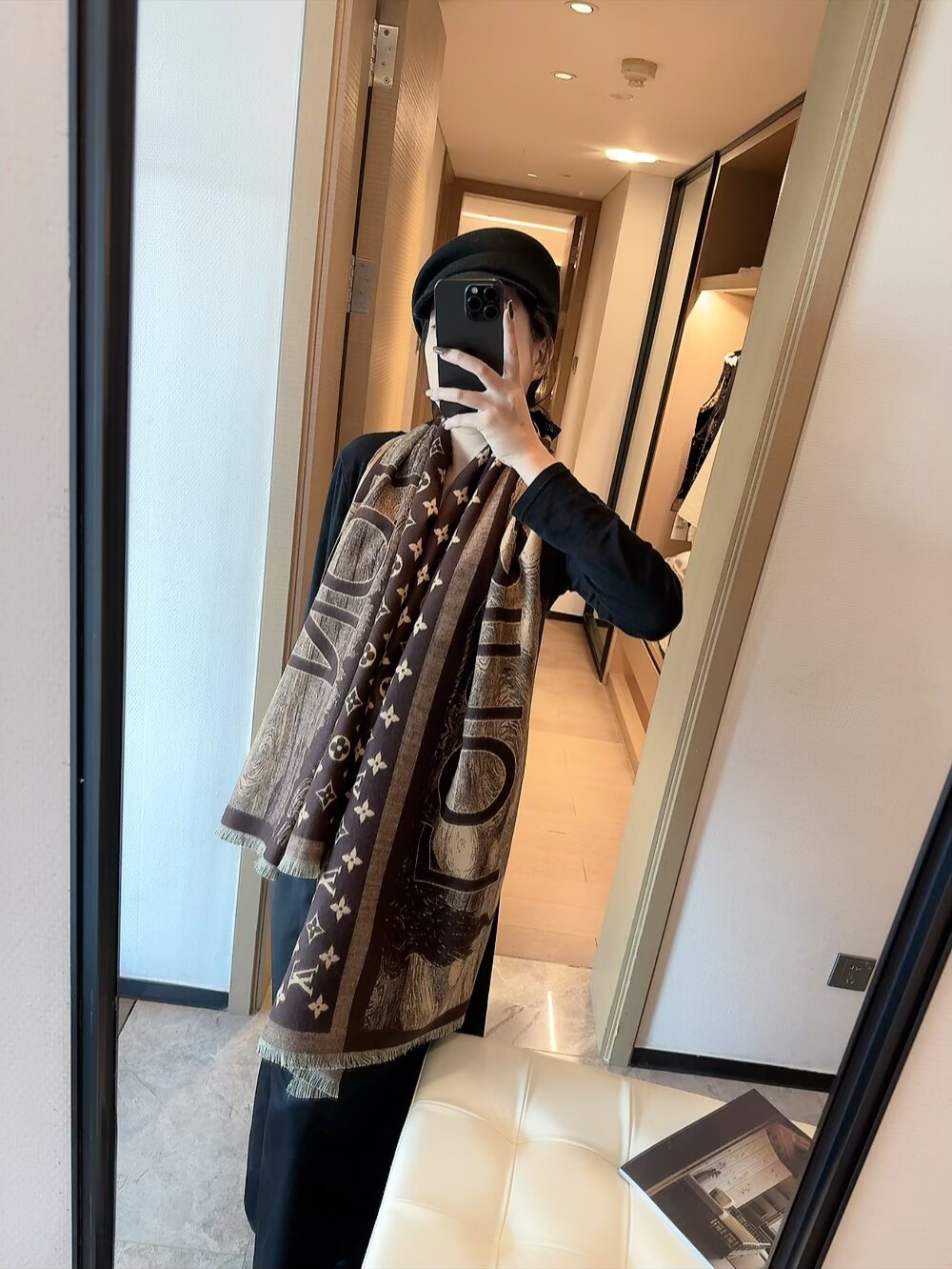 83🉐️ 原单美物，Lv难得的丝毛长巾私货‼️出口境外。专柜的限量版，锁边都是🉐别的设计‼️专柜最新上线，一模一样‼️全部纱线进口客供 真丝和羊毛混纺，Lv字母非常紧密工整，直接带着去专柜浪~~此款的🉐别之处就在于款式是Lv最经典最耐看的Monogram提花长巾，但是长巾设计。而且正反两个色都非常漂亮，其实根本就没有正反之分，完全是可以当两条围的。经典奢华！这种货色一向都是不够瓜分。僧多肉少。你们且抢且珍惜 话多一句都不说。闭眼抢。售完多一条都没有。70*200尺寸70%羊毛30%真丝长巾