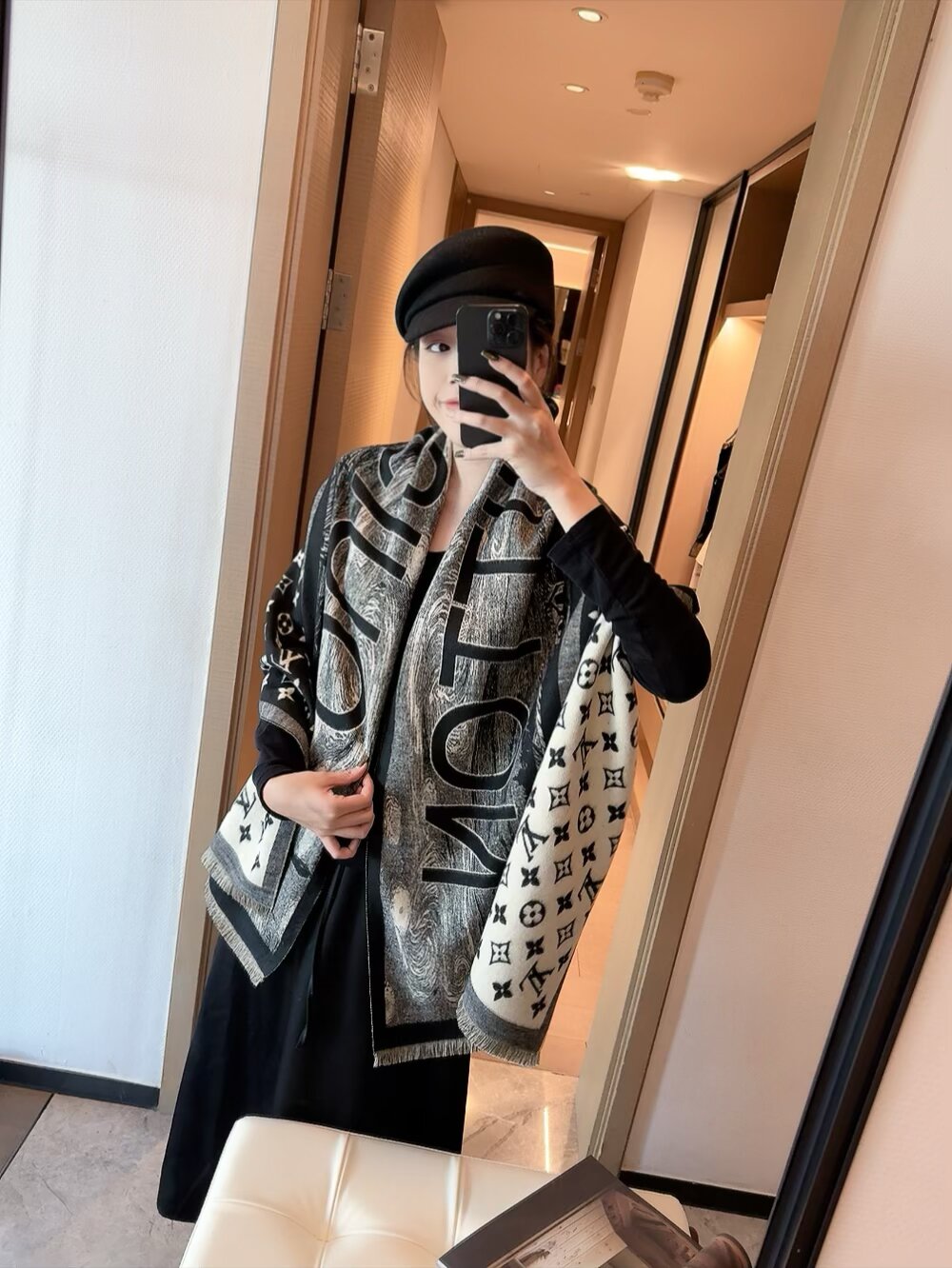 83🉐️ 原单美物，Lv难得的丝毛长巾私货‼️出口境外。专柜的限量版，锁边都是🉐别的设计‼️专柜最新上线，一模一样‼️全部纱线进口客供 真丝和羊毛混纺，Lv字母非常紧密工整，直接带着去专柜浪~~此款的🉐别之处就在于款式是Lv最经典最耐看的Monogram提花长巾，但是长巾设计。而且正反两个色都非常漂亮，其实根本就没有正反之分，完全是可以当两条围的。经典奢华！这种货色一向都是不够瓜分。僧多肉少。你们且抢且珍惜 话多一句都不说。闭眼抢。售完多一条都没有。70*200尺寸70%羊毛30%真丝长巾