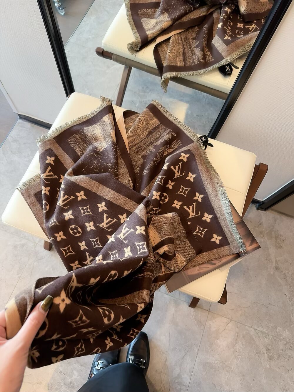 83🉐️ 原单美物，Lv难得的丝毛长巾私货‼️出口境外。专柜的限量版，锁边都是🉐别的设计‼️专柜最新上线，一模一样‼️全部纱线进口客供 真丝和羊毛混纺，Lv字母非常紧密工整，直接带着去专柜浪~~此款的🉐别之处就在于款式是Lv最经典最耐看的Monogram提花长巾，但是长巾设计。而且正反两个色都非常漂亮，其实根本就没有正反之分，完全是可以当两条围的。经典奢华！这种货色一向都是不够瓜分。僧多肉少。你们且抢且珍惜 话多一句都不说。闭眼抢。售完多一条都没有。70*200尺寸70%羊毛30%真丝长巾