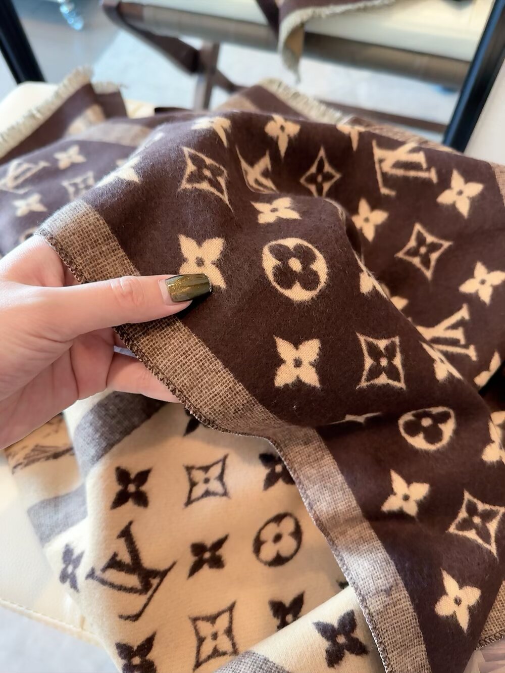 83🉐️ 原单美物，Lv难得的丝毛长巾私货‼️出口境外。专柜的限量版，锁边都是🉐别的设计‼️专柜最新上线，一模一样‼️全部纱线进口客供 真丝和羊毛混纺，Lv字母非常紧密工整，直接带着去专柜浪~~此款的🉐别之处就在于款式是Lv最经典最耐看的Monogram提花长巾，但是长巾设计。而且正反两个色都非常漂亮，其实根本就没有正反之分，完全是可以当两条围的。经典奢华！这种货色一向都是不够瓜分。僧多肉少。你们且抢且珍惜 话多一句都不说。闭眼抢。售完多一条都没有。70*200尺寸70%羊毛30%真丝长巾