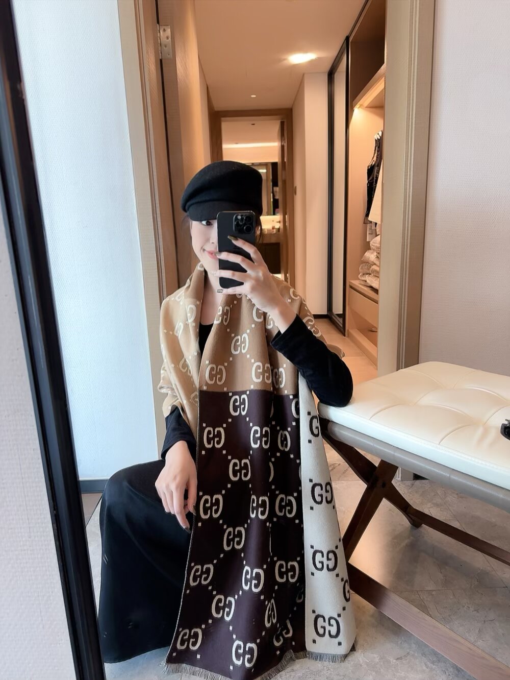 NO:510990,The details are always the same. The scarfs that are not purchased without purchasing are exactly the same. Gucci's heavy-quality trading company channel goods are very few. This is considered a disadvantage. We saw our quality in G counter N times. It was the most classic scarf of Gucci, which was 'unspoken rules' by QC. Pure and pure original~ Just a few small boxes have genuine products. Although pulling out and PK, such a quality is really free of purchasing. Everyone knows the regular orders, and they basically ordered them early. They are definitely disguised and surprised~ The scarf tags have corresponding batch codes~ The evergreen style in Gucci, the most classic and most suitable double G wool scarf for male gods. Very good-fabric love, jacquard double G letters, very man-style, the upper body effect is invincible, beautiful, elegant and simple, and super good-looking color matching.  The texture is not ostentatious. During the photo shoot, I have been fascinated by the texture and contrasting color effects of the fabric. This kind of classic counter is out of stock every year. It is extremely rare to get the channel goods. I collected the last item a few years ago. The rhythm was completely unsolvable for a few years. This year I used the big move. I talked with QC for nearly a year. I was excited to cry. I just wanted to stop when I saw it was better. It was difficult to receive the order directly to the trading company. It was basically all caused by QC. The fabric was provided by the ghost guy, and the gap with the domestic fabric was really big. I took this level of delicateness with my mobile phone and could amazed the audience 65*180cm.85 wool 15 silk ordinary scarf, ordinary scarf, gucci, real silk19860909看细节品质始终一样GG提花针织羊绒长巾免代购的围巾一模一样Gucci重磅极品贸易公司渠道货重磅家属福利少之又少的. 这个算流弊的.在G专柜N次见到我们的品质真的绝了,还是之前那个牛逼的渠道被QC“潜规则”的Gucci最最经典的围巾.纯纯纯原~就这么几小箱有正品的尽管拉出来PK一下这样的品相真的是免代购~正规单大家懂的,基本都早早的下单做了,妥妥的流弊,惊喜~围巾吊牌上都有对应批次的代码~Gucci里的常青树款,最最经典也是最适合男神们的双G羊毛围巾.非常正的男士围巾~面料大爱,提花双G字母,很Man的风格,上身效果无敌好看大气简约,超级好看的配色. 有质感不张扬拍照过程中已经多次被面料质感和撞色的效果迷倒.这种经典款专柜年年脱销.供不应求.能拿到渠道货更是罕见.几年前我收过一次尾货.中途几年完全搞不定的节奏.今年放大招.和QC谈了将近一年.出口英国的货色.激动的都想哭泣.见好就收吧.这种客供下单直接给贸易公司的订单收到货很难.基本都被QC搞了.面料是鬼佬提供的,和国内的面料差距真的好大.这种细腻程度我用手机拍出来都能惊艳全场65*180cm.85羊毛15真丝普通围巾,普通围巾,gucci,real silk,scarf