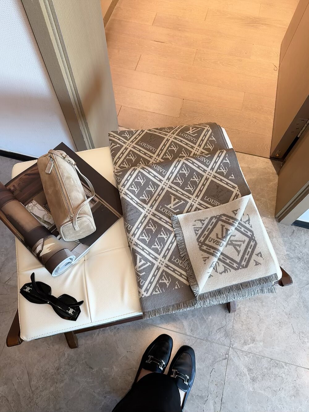 83🉐️ ✨✨ 独家最强牛货‼️LV路易威登极品硬货❗️品质极好极好的❗️是个人都见过的一款 可是你未必见过最高端的❗️女人的衣柜里面绝对不能少的一件单品,但是你千万别拿某宝廉价的货色来磕碜自己❗️既然选择驴牌,你就一定选择有灵魂的东西❗️精工高密度字体无比清晰 面料为最顶级桑蚕丝 手感柔软丝滑 奢华有质感!这款披肩质地柔软而温暖,饰有同色调的Monogram图案。饰有Louis Vuitton 的字样,经典而永不过时。❗️规格180✖️60cm