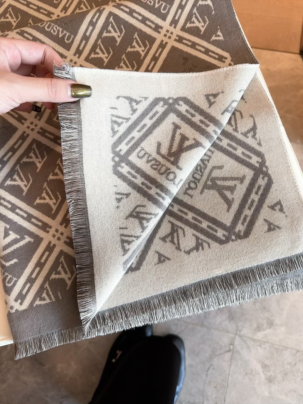 83🉐️ ✨✨ 独家最强牛货‼️LV路易威登极品硬货❗️品质极好极好的❗️是个人都见过的一款 可是你未必见过最高端的❗️女人的衣柜里面绝对不能少的一件单品,但是你千万别拿某宝廉价的货色来磕碜自己❗️既然选择驴牌,你就一定选择有灵魂的东西❗️精工高密度字体无比清晰 面料为最顶级桑蚕丝 手感柔软丝滑 奢华有质感!这款披肩质地柔软而温暖,饰有同色调的Monogram图案。饰有Louis Vuitton 的字样,经典而永不过时。❗️规格180✖️60cm