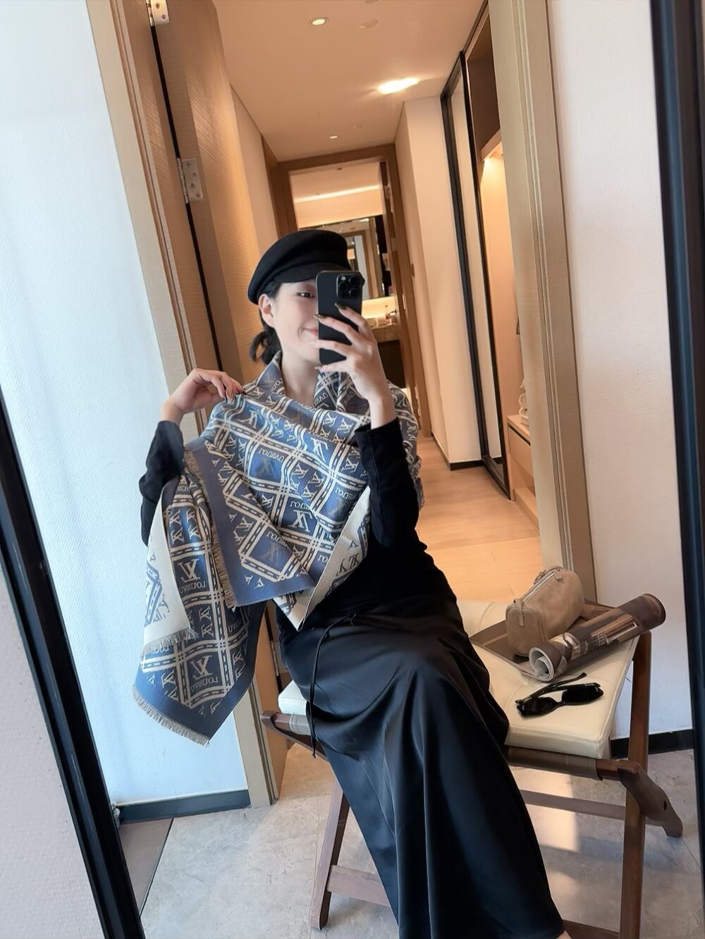 83🉐️ ✨✨ 独家最强牛货‼️LV路易威登极品硬货❗️品质极好极好的❗️是个人都见过的一款 可是你未必见过最高端的❗️女人的衣柜里面绝对不能少的一件单品,但是你千万别拿某宝廉价的货色来磕碜自己❗️既然选择驴牌,你就一定选择有灵魂的东西❗️精工高密度字体无比清晰 面料为最顶级桑蚕丝 手感柔软丝滑 奢华有质感!这款披肩质地柔软而温暖,饰有同色调的Monogram图案。饰有Louis Vuitton 的字样,经典而永不过时。❗️规格180✖️60cm