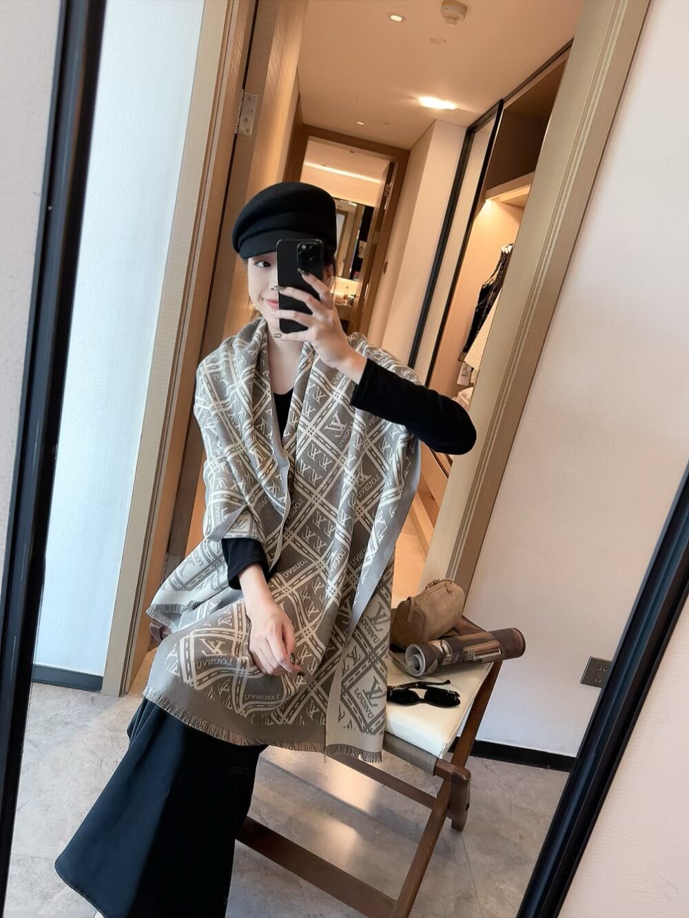 83🉐️ ✨✨ 独家最强牛货‼️LV路易威登极品硬货❗️品质极好极好的❗️是个人都见过的一款 可是你未必见过最高端的❗️女人的衣柜里面绝对不能少的一件单品,但是你千万别拿某宝廉价的货色来磕碜自己❗️既然选择驴牌,你就一定选择有灵魂的东西❗️精工高密度字体无比清晰 面料为最顶级桑蚕丝 手感柔软丝滑 奢华有质感!这款披肩质地柔软而温暖,饰有同色调的Monogram图案。饰有Louis Vuitton 的字样,经典而永不过时。❗️规格180✖️60cm