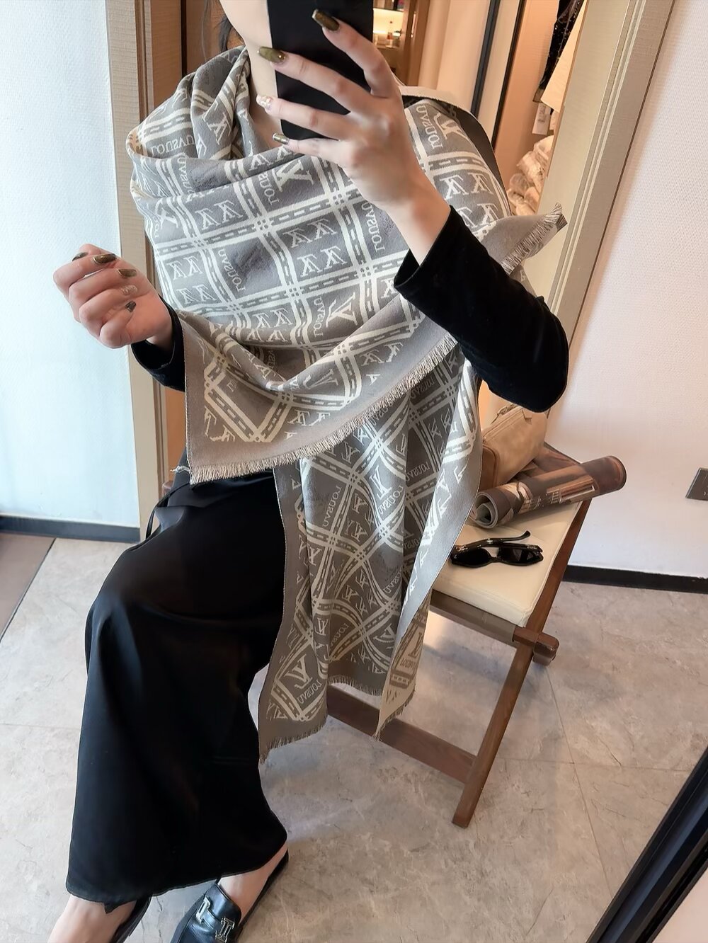 83🉐️ ✨✨ 独家最强牛货‼️LV路易威登极品硬货❗️品质极好极好的❗️是个人都见过的一款 可是你未必见过最高端的❗️女人的衣柜里面绝对不能少的一件单品,但是你千万别拿某宝廉价的货色来磕碜自己❗️既然选择驴牌,你就一定选择有灵魂的东西❗️精工高密度字体无比清晰 面料为最顶级桑蚕丝 手感柔软丝滑 奢华有质感!这款披肩质地柔软而温暖,饰有同色调的Monogram图案。饰有Louis Vuitton 的字样,经典而永不过时。❗️规格180✖️60cm