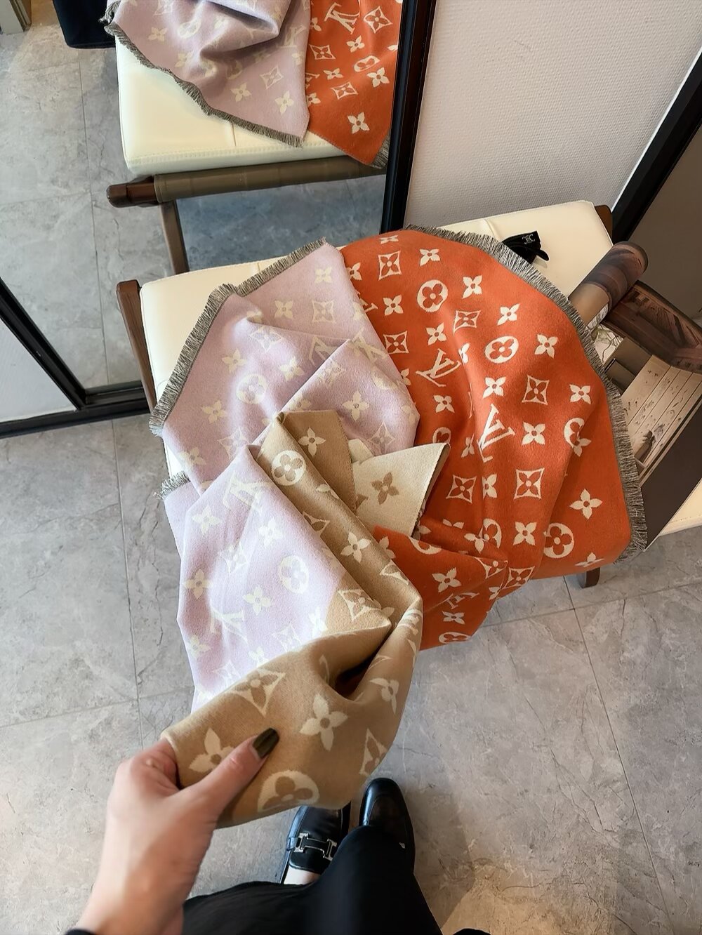 83🉐️ 驴家专柜同步【双面渐变花纹】渐变提花经典设计完美，若隐若现的lv标志，强烈推荐手慢无‼️千万别去专柜买‼️代购就要3800+😜绝对一模一样‼️价格真心好，【质地非常亲肤柔软 ，如👶般的皮肤】这个size不大不小🉐别好搭配，品质超级好‼️拿到手就会懂的高端品质，高端细节所见即所得😘重磅巨献‼️VI🉐️客户必入推荐‼️200*65客供羊绒大长巾👑羊绒款