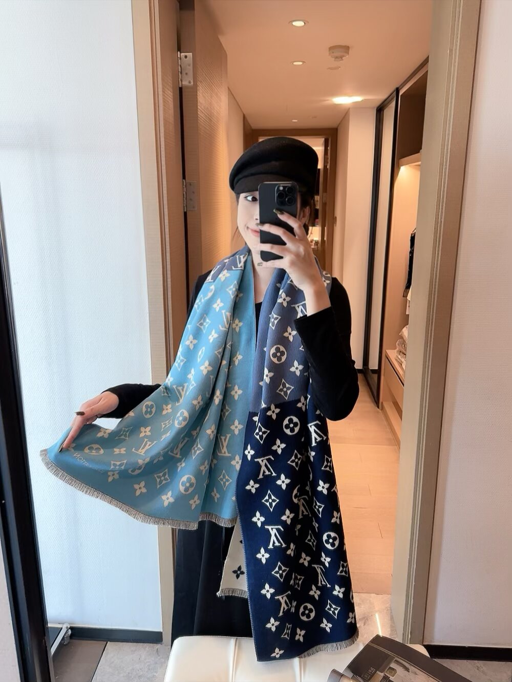 83🉐️ 驴家专柜同步【双面渐变花纹】渐变提花经典设计完美，若隐若现的lv标志，强烈推荐手慢无‼️千万别去专柜买‼️代购就要3800+😜绝对一模一样‼️价格真心好，【质地非常亲肤柔软 ，如👶般的皮肤】这个size不大不小🉐别好搭配，品质超级好‼️拿到手就会懂的高端品质，高端细节所见即所得😘重磅巨献‼️VI🉐️客户必入推荐‼️200*65客供羊绒大长巾👑羊绒款