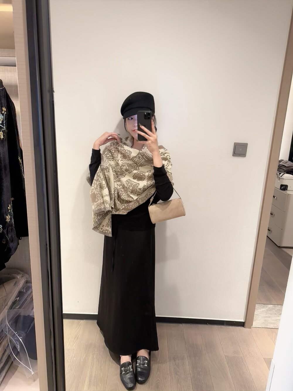 NO:643026,Batch the latest DIOR scarves, benefits for women, super gentle and stylish double-sided design!  !  】I feel that this design looks younger, gentler and more elegant than the previous designs!  !  It feels like she can match 10,000 tops. The double-sided scarf design has a contrasting jacquard pattern. It is a real daily fashion model. The size is 65190. It is super awesome and can be played with various tie methods!  !  It looks super slim, high-end and fashionable. The main thing is that it is well designed and has a special texture. In addition, with such a thin thickness and a moderate upper body, it can be very stylish!  It is a scarf with a high utilization rate. Ordinary scarf, ordinary scarf, dior, dior19860909批DIOR（迪奥）最新款围巾,女士的福利 超温柔洋气的双面设计！！】感觉这个比以往的设计都更显年轻更显温柔更气质有木有！！感觉她能与一万件上衣匹配在一起,双面围巾设计 反差感提花图案,实实在在的日常时髦款 65190的尺寸,超级无敌赞的任意玩转各种系法！！超级显瘦高级显时髦,主要还是设计好,特别显质感,加上这样的薄厚度适中上身可以很有型！是利用率相当高的一款围巾普通围巾,普通围巾,dior,dior,scarf