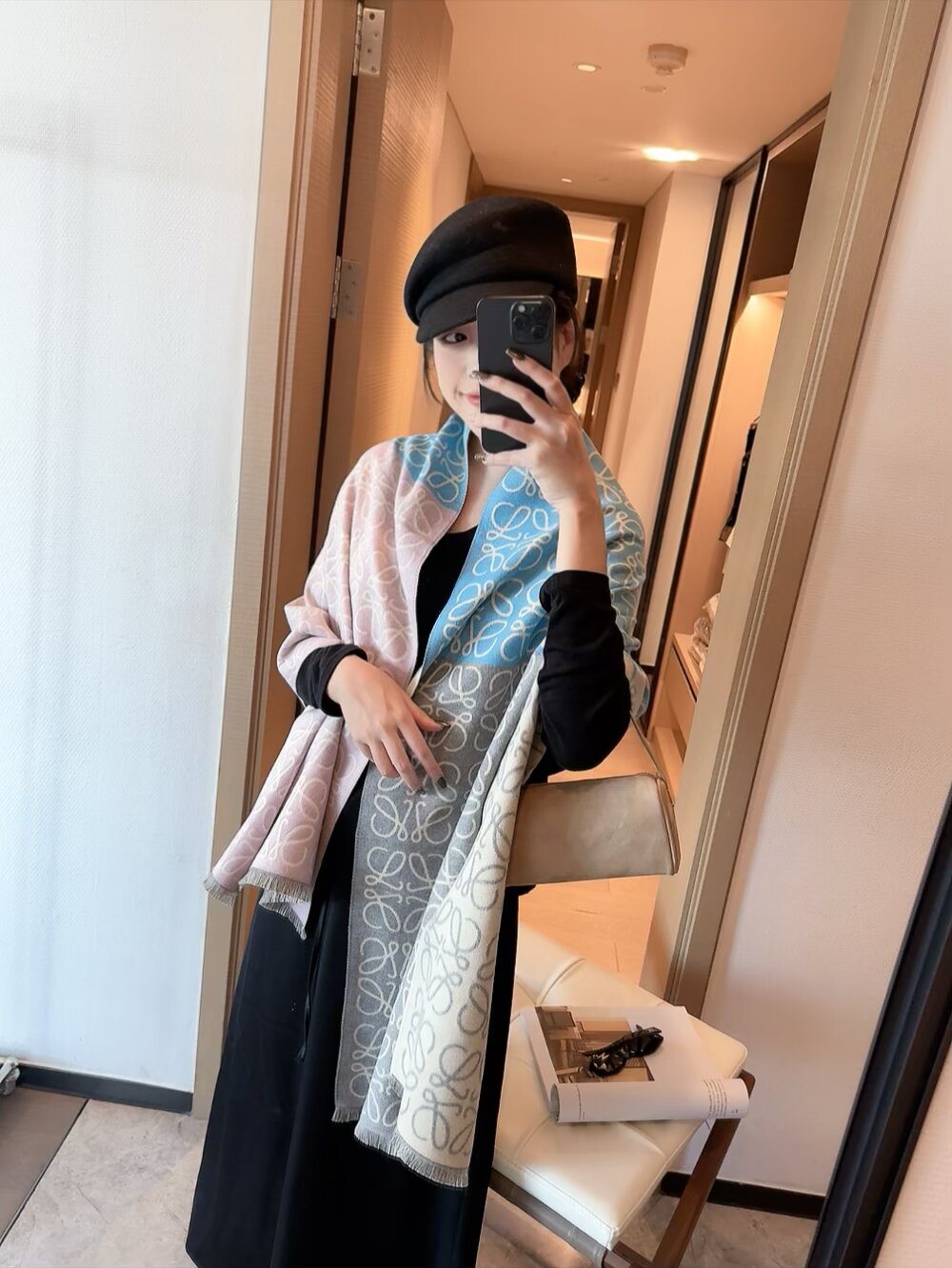 NO:619495,Luo Yiwei. [Scarf] Keep it for yourself, a rare high-end model!  Family benefits!  A very genuine scarf ~ I love the fabric, it is very soft, delicate and comfortable, with slight water ripples!  The atmosphere is simple and the goddess color is super pretty. Any girl will like this style. The small logo is very delicate embellishment, and the texture is unobtrusive~ The bulk goods were shipped and shipped a few months ago~ The last order is left over for everyone~Cashmere scarf!  Colorful style, specification 18065. Suitable for formal wear or casual wear. It can be folded in half or hung in a circle. It is stylish and has a warm demeanor!  Ordinary scarf,ordinary scarf,loewe19860909罗意威.【围巾】怒赞自留,难得的高端款！家属福利！非常正的围巾~面料大爱,非常柔软细腻舒服,轻度水波纹！大气简约,超级好看的女神配色,任何女生都会喜欢的款吧,小小Logo非常精致的点缀,有质感不张扬~大货几个月前已装船发走~尾单余一丢丢福利大家~羊绒围巾！彩色款式,规格18065 搭配正装或者搭配休闲装都很合适~对折挂围或者绕圈围都完全可以,有型~有温度的风度！普通围巾,普通围巾,loewe,scarf