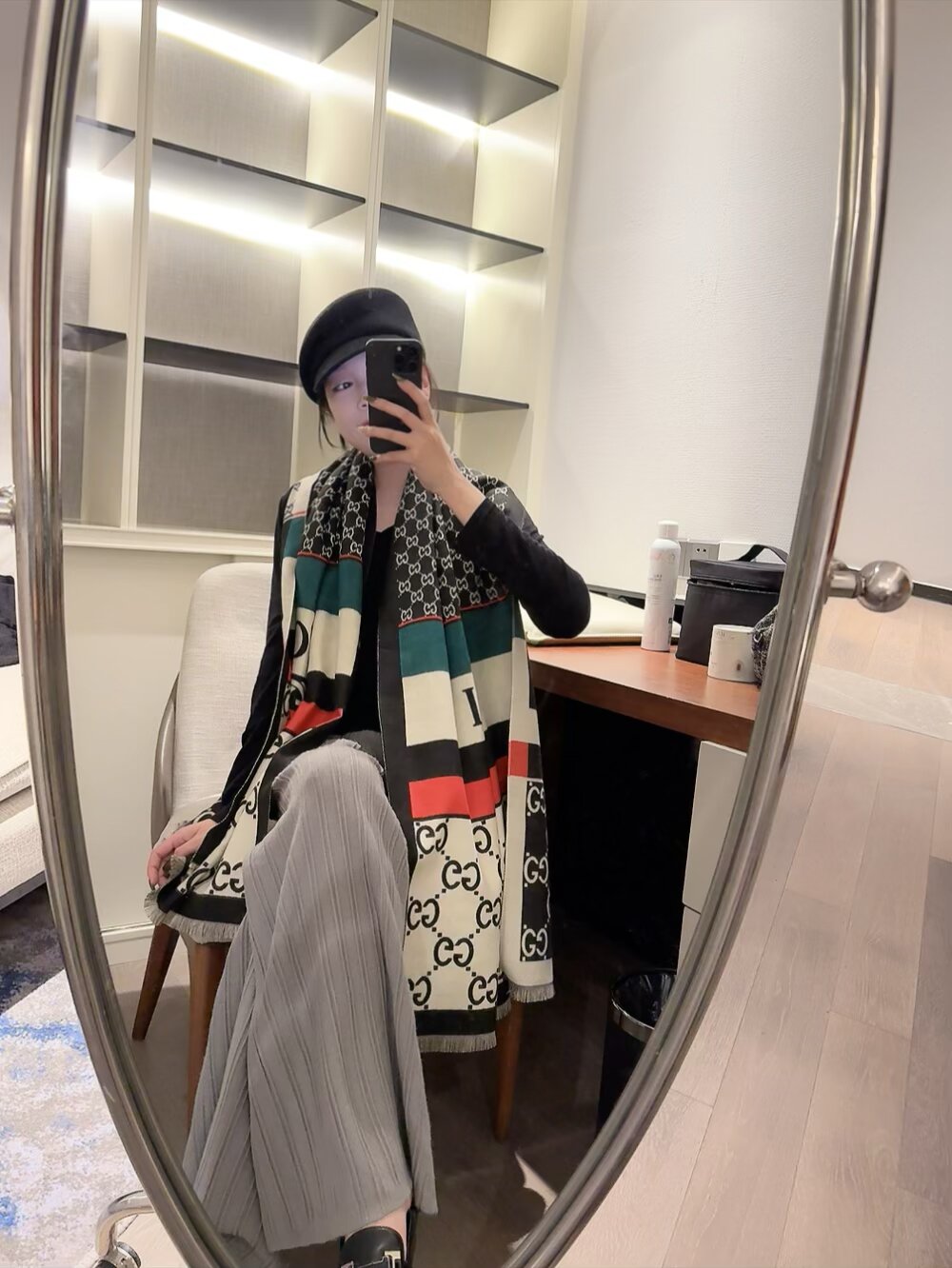 NO:511035,Classic Big G Size60*190cm 91 Wool 9 Silk Who brings the same style as men and women, super classic, both sides are the main earth color system in autumn and winter every year!  No need to introduce it at all, the highest quality, casual comparison, ordinary scarf, real silk19860909经典大G  Size60*190cm 91羊毛9真丝 谁带谁好看的男女同款 ,超经典了,两面配色都是每年秋冬的主打大地色系！完全无需介绍啦,最高品质 随便对比 普通围巾,普通围巾,real silk,scarf