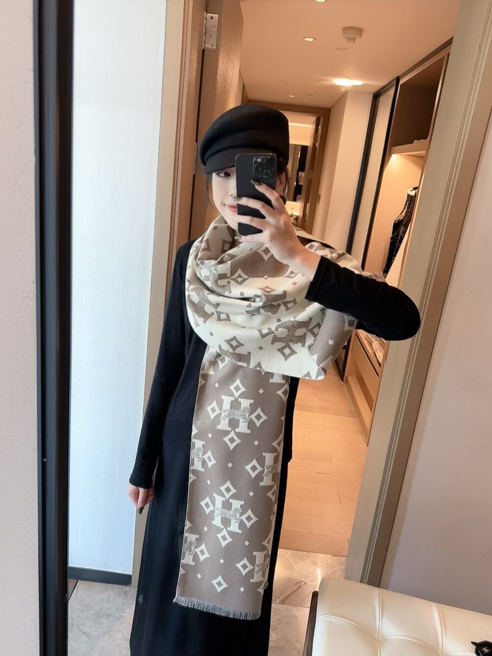 83🉐️ 上新!2025秋冬男女同款,同步专柜,高端羊绒针织围巾! 可正式,可随意,非常Classical的设计。这款织法比较难,又很费纱线,工艺难度非常大!!!这样的围巾,绝对是一条审美不过时的单品!随便围都会好看,版型真是一绝!!太实用百搭了,其实没有多余的设计,怎么围都好看!有垂坠感,温暖且非常显瘦!搭配正装或者搭配休闲装都很合适~对折挂围或者绕圈围都完全可以,有温度的风度‼️