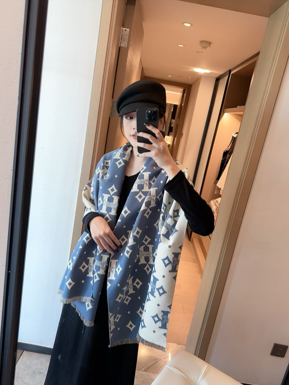 83🉐️ 上新!2025秋冬男女同款,同步专柜,高端羊绒针织围巾! 可正式,可随意,非常Classical的设计。这款织法比较难,又很费纱线,工艺难度非常大!!!这样的围巾,绝对是一条审美不过时的单品!随便围都会好看,版型真是一绝!!太实用百搭了,其实没有多余的设计,怎么围都好看!有垂坠感,温暖且非常显瘦!搭配正装或者搭配休闲装都很合适~对折挂围或者绕圈围都完全可以,有温度的风度‼️