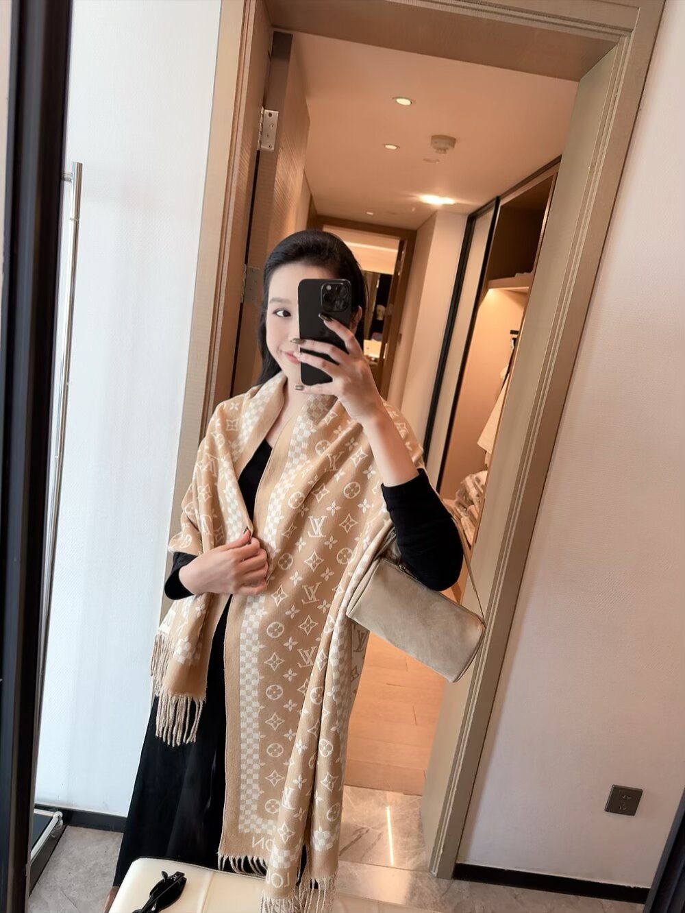 NO:541636,LV Louis Vuitton ~ The best original list [color-blocking long scarf] High-end products are presented with heavy weight, unprecedented, pure cashmere, and the feel is so good that it is definitely another slow-handed one. The process uses imported 300 pure cashmere and colored edge embellishments, which is very classy, ​​low-key and small luxury. Size 180cm Imported pure cashmere knitted with ordinary scarf, ordinary scarf, louis vuitton, louis vuitton19860909批LV 路易斯威登～极品原单【拼色格长巾】高尖端产物重磅呈现 ,绝无仅有 史无前例 纯山羊绒 手感好到爆绝对又是一款手慢无 工艺上采用的是进口300支纯羊绒结合彩边点缀,非常显档次,低调中带着小奢华.尺寸180cm 进口纯羊绒织就普通围巾,普通围巾,louis vuitton,louis vuitton,scarf