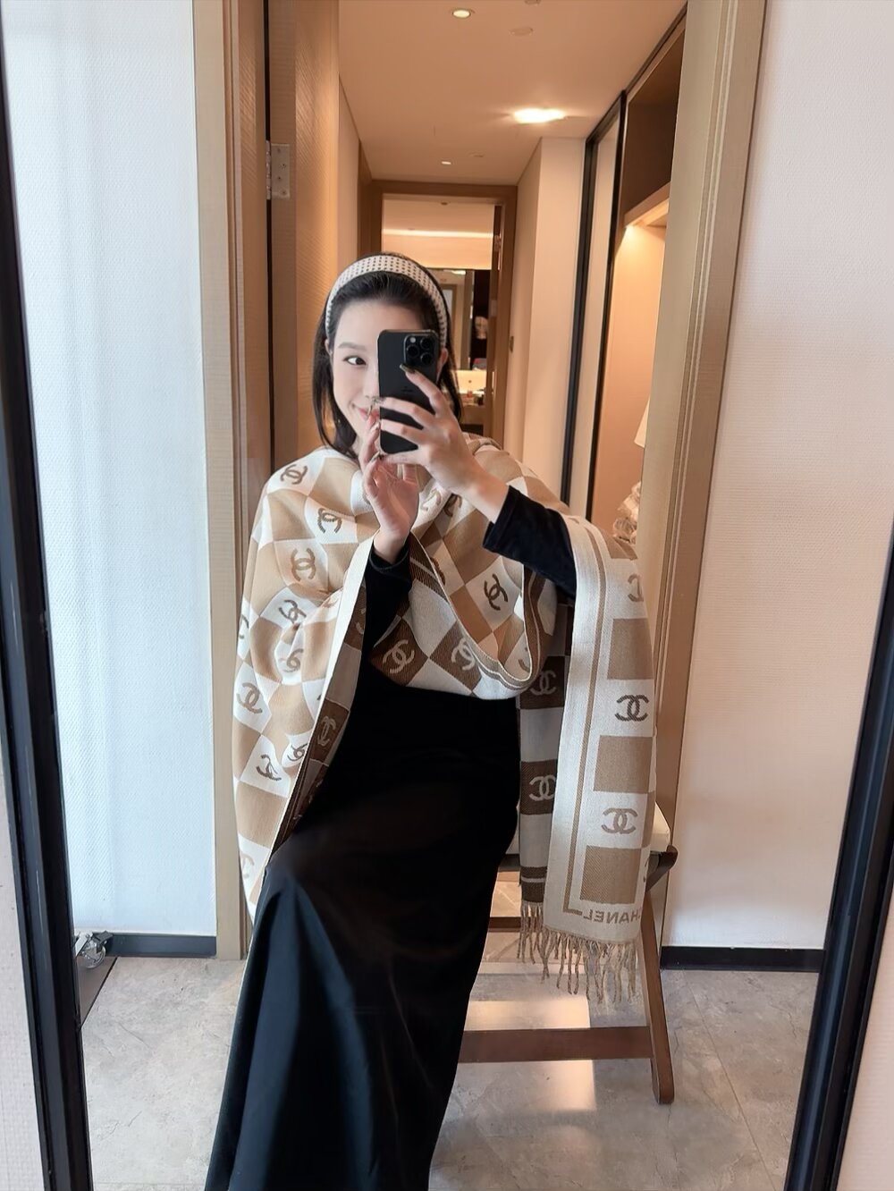 NO:510927,The Chanel double-sided scarf looks so beautiful that it is crazy. It is so stylish and charming. It is very gentle and fashionable autumn and winter items!  I really like it. The classical men's design lamb velvet looks really amazing. The upper body effect is really good no matter how you surround it!  !  This style is really bought with your eyes closed, and it is easy to control at any age!  !  !  60*200cm ordinary scarf, ordinary scarf, chanel, chanel19860909批chanel.香奈儿双面围巾好看的要疯掉了,太有型太有魅力了非常斯文时尚的秋冬单品！真的很喜欢,非常Classical的男款设计羔绒,手感真的绝了上身效果真的随便怎么围都好看！！这种款式真的闭着眼买,任何年龄层都轻松驾驭！！！60*200cm普通围巾,普通围巾,chanel,chanel,scarf