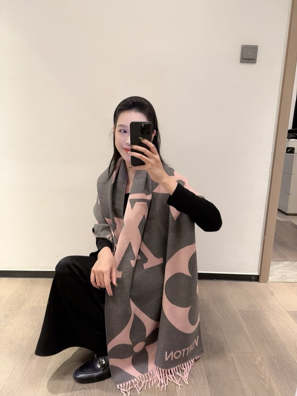 NO:714548,Batch (LV Louis Vuitton) grab VIP recommendation, be sure to get started quickly [high-end love pure cashmere, baby touch is comfortable, it is a woman's beauty, very few goods can be used in all seasons, it is really beautiful and makes people very, very excited. The upper body effect is simply beautiful, the quality is perfect. The whole scarf gives a big-name aura and is very delicate and beautiful. It is definitely a new style worth buying. Once you get the real thing, you will be glad that you are a woman. It is worth appreciating the perfect temperament and taste. Ditails are the first choice for VIPs.  Upper size 18065cm, 70 cashmere silk ordinary scarf, ordinary scarf, louis vuitton, louis vuitton, real silk19860909批（LV 路易威登）抢VIP推荐 下手一定要快【高端 大爱 纯羊绒 婴儿触感舒服到飞女人尤物 货极少 四季都可以用真心美的让人非常非常心动 上身效果简直美翻了 品质非常完美 整个围巾给人大牌气场的同时又非常精致秀丽绝对值得入手的新款 实物一拿到就会庆幸自己是女人的绝美好货 值得品鉴完美气质品味Ditails首选VIP们 上尺寸18065cm,70羊绒真丝普通围巾,普通围巾,louis vuitton,louis vuitton,real silk,scarf