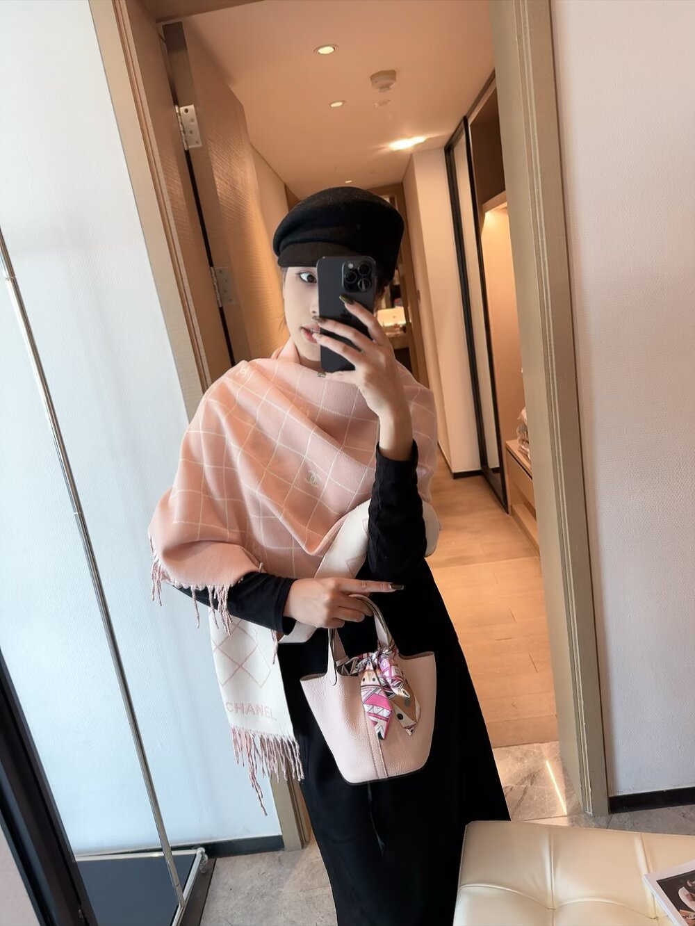 NO:603251,Batch CHANEL 25A popular shawl!  Super beautiful and the whole internet is grabbing it!  It combines the classic rhombus pattern and double C Logo letter elements, adopts double-sided jacquard technology, and has a black and gray color scheme that is high-end and versatile. It is a shawl-style scarf that is full of happiness when matched with both sides. In this season, whether you want to be noble and elegant, or casual and fashionable, it can completely satisfy you and take you on a fragrance journey!  Size: 195x70cm Ingredients: 95 sheep wool, 5 polyamide ordinary scarf, ordinary scarf, chanel, shawls19860909批 CHANEL 25A 爆款披肩！超美全网都在抢！ 融合了经典菱格图案与双C Logo字母元素,采用双面提花工艺,黑灰配色高级百搭,两面随意搭配都是一款幸福感满满的披肩式围巾,在这个季节,无论想高贵优雅,还是休闲时尚它都可以完全满足你,带你开启香风之旅！ 尺寸:195x70cm 成份:95绵羊毛,5 聚酰胺普通围巾,普通围巾,chanel,shawls,scarf