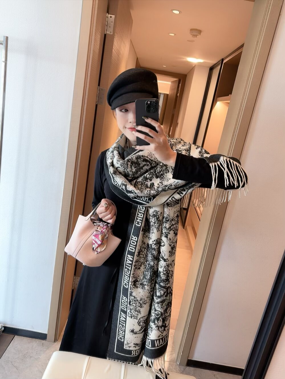 NO:510964,Cashmere, high quality, Dior's latest masterpiece, core yarn limited edition shipment, multiple Dior brand elements thickened, slightly flickering effect, more luxurious, excellent texture to touch, skin feels very comfortable when touched, it shows a not simple fashion, and becomes another outstanding design in DIOR works 180*65 ordinary scarf, ordinary scarf, dior, dior19860909批羊绒 高品质 Dior（迪奥）年度最新力作 包芯纱限量版出货 多重迪奥大牌元素加厚款 微微闪烁效果超赞 更显奢华 摸着手感极佳的质地 肌肤触摸上去给人非常舒服的感觉 在简约中显示不简单的时尚 成为DIOR作品中又一杰出的设计 180*65普通围巾,普通围巾,dior,dior,scarf