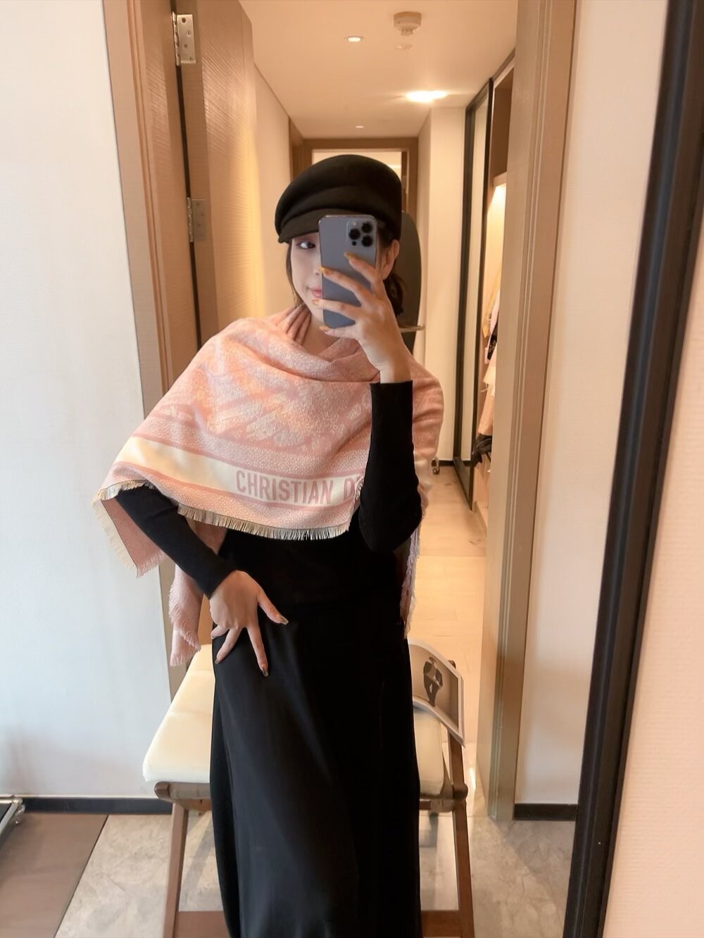 80💰 💦💞给大家上新🆕一波好货【迪奥DiorZP66:1】双面同色手工卷边斜纹方巾每季皆推出全新设计和色彩组合，不断与时俱进。 配饰可以多种方式佩戴，与任何服饰皆搭配得宜。无论系绕颈间，或作为上衣、皆赏心悦目。 尺寸：140✖️140厘米 | 由于这款方巾采用手工卷边，与标示的尺寸或会略有不同