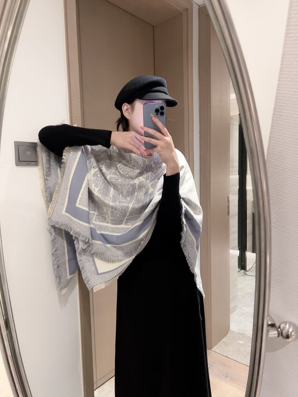 80💰 💦💞给大家上新🆕一波好货【迪奥DiorZP66:1】双面同色手工卷边斜纹方巾每季皆推出全新设计和色彩组合，不断与时俱进。 配饰可以多种方式佩戴，与任何服饰皆搭配得宜。无论系绕颈间，或作为上衣、皆赏心悦目。 尺寸：140✖️140厘米 | 由于这款方巾采用手工卷边，与标示的尺寸或会略有不同