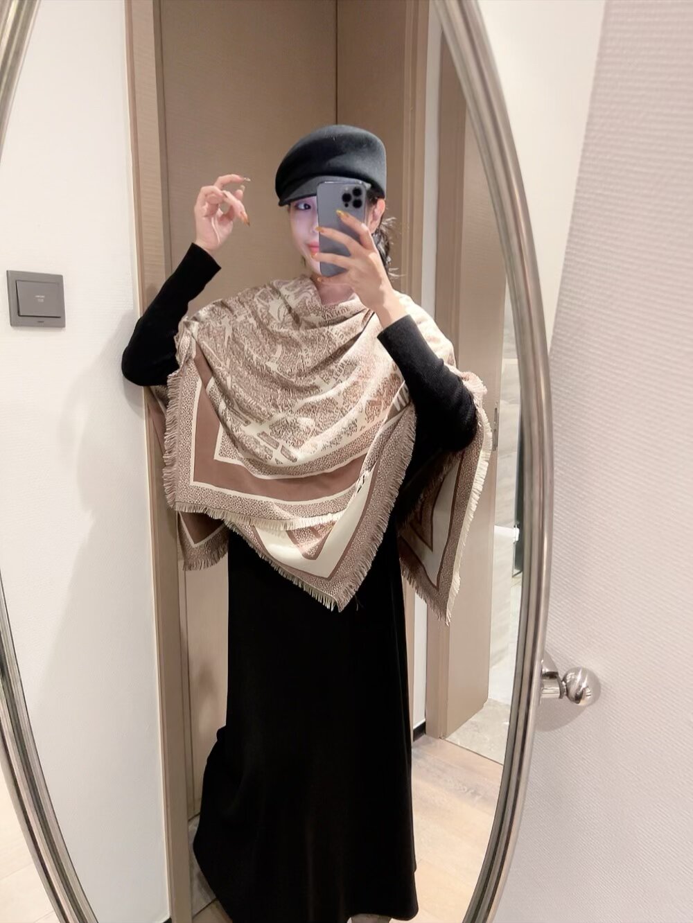 80💰 💦💞给大家上新🆕一波好货【迪奥DiorZP66:1】双面同色手工卷边斜纹方巾每季皆推出全新设计和色彩组合，不断与时俱进。 配饰可以多种方式佩戴，与任何服饰皆搭配得宜。无论系绕颈间，或作为上衣、皆赏心悦目。 尺寸：140✖️140厘米 | 由于这款方巾采用手工卷边，与标示的尺寸或会略有不同