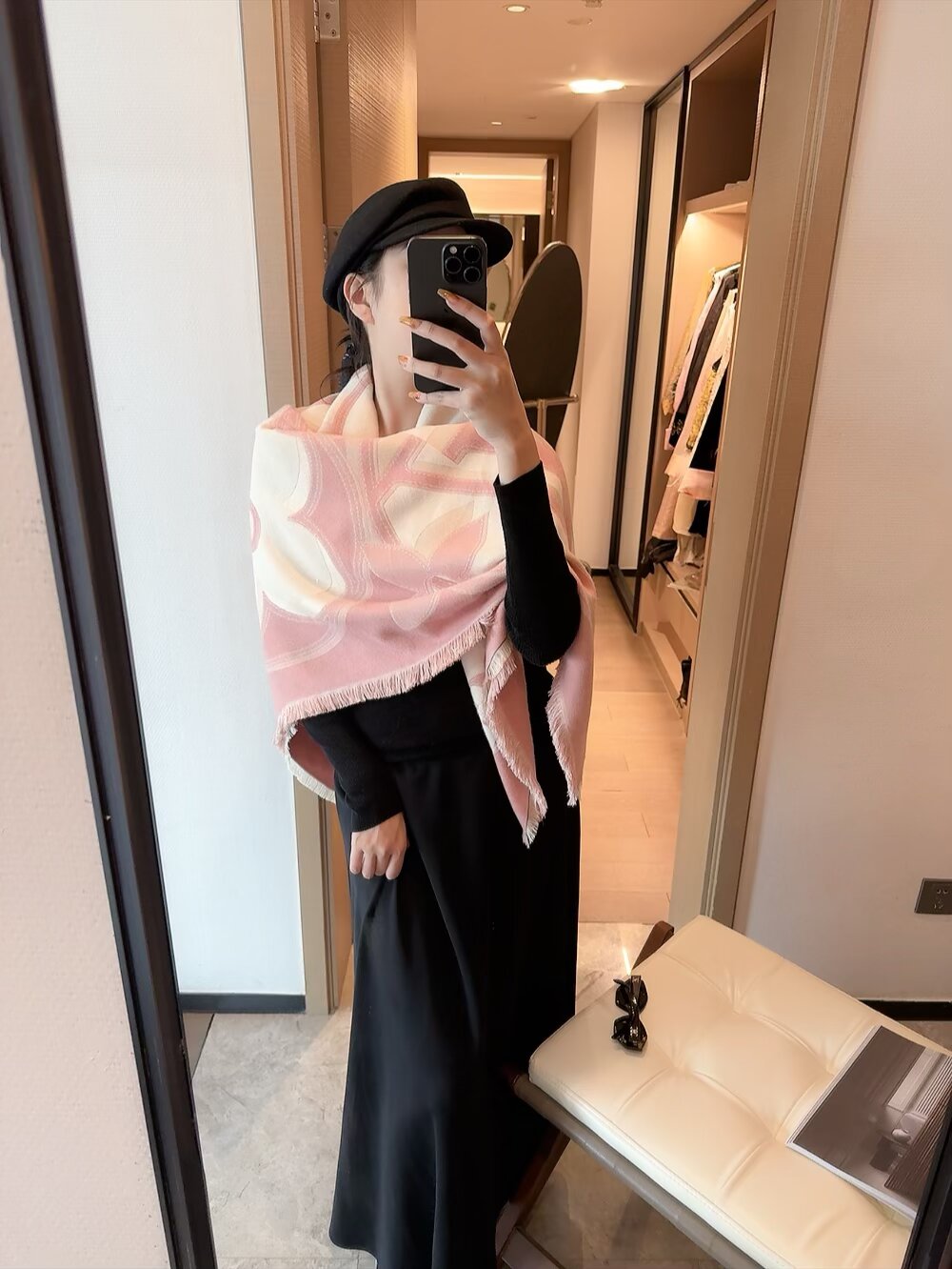 80💰 新✨✨😘👍LV最最新的专柜主打款【边框老花140】 💟 度假及日常都非常好搭配的款😍订单私流  】一看到就想去度假‼️平时穿搭也非常好搭配，整个人看起来都会神采奕奕🌟🌟好多不用多说，细节品质都看得清楚，绝对获赞的高规格品质😄140*140大方巾，