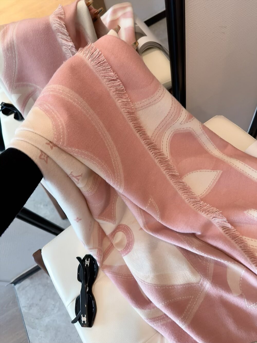 80💰 新✨✨😘👍LV最最新的专柜主打款【边框老花140】 💟 度假及日常都非常好搭配的款😍订单私流  】一看到就想去度假‼️平时穿搭也非常好搭配，整个人看起来都会神采奕奕🌟🌟好多不用多说，细节品质都看得清楚，绝对获赞的高规格品质😄140*140大方巾，