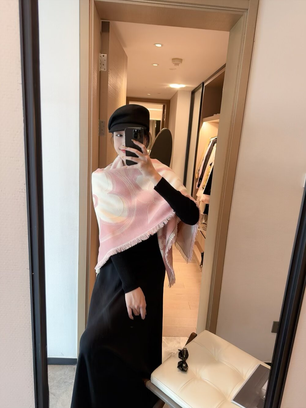 80💰 新✨✨😘👍LV最最新的专柜主打款【边框老花140】 💟 度假及日常都非常好搭配的款😍订单私流  】一看到就想去度假‼️平时穿搭也非常好搭配，整个人看起来都会神采奕奕🌟🌟好多不用多说，细节品质都看得清楚，绝对获赞的高规格品质😄140*140大方巾，