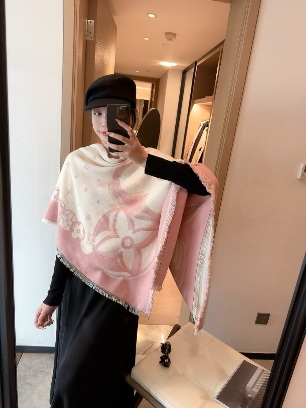 80💰 新✨✨😘👍LV最最新的专柜主打款【边框老花140】 💟 度假及日常都非常好搭配的款😍订单私流  】一看到就想去度假‼️平时穿搭也非常好搭配，整个人看起来都会神采奕奕🌟🌟好多不用多说，细节品质都看得清楚，绝对获赞的高规格品质😄140*140大方巾，