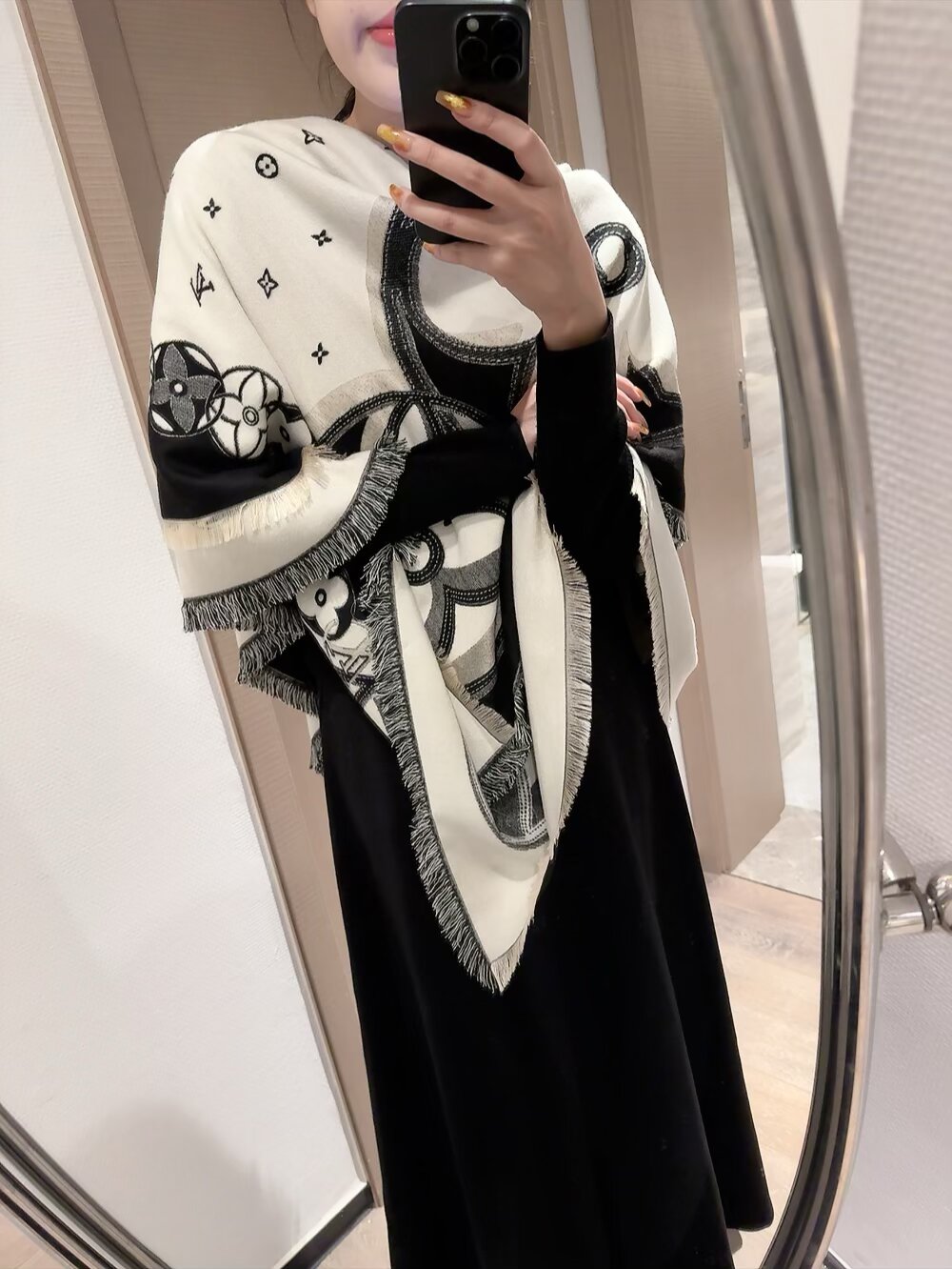 80💰 新✨✨😘👍LV最最新的专柜主打款【边框老花140】 💟 度假及日常都非常好搭配的款😍订单私流  】一看到就想去度假‼️平时穿搭也非常好搭配，整个人看起来都会神采奕奕🌟🌟好多不用多说，细节品质都看得清楚，绝对获赞的高规格品质😄140*140大方巾，